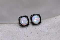 Clous d'oreilles en or jaune 14 carats avec agate noire ronde et opale massive australienne