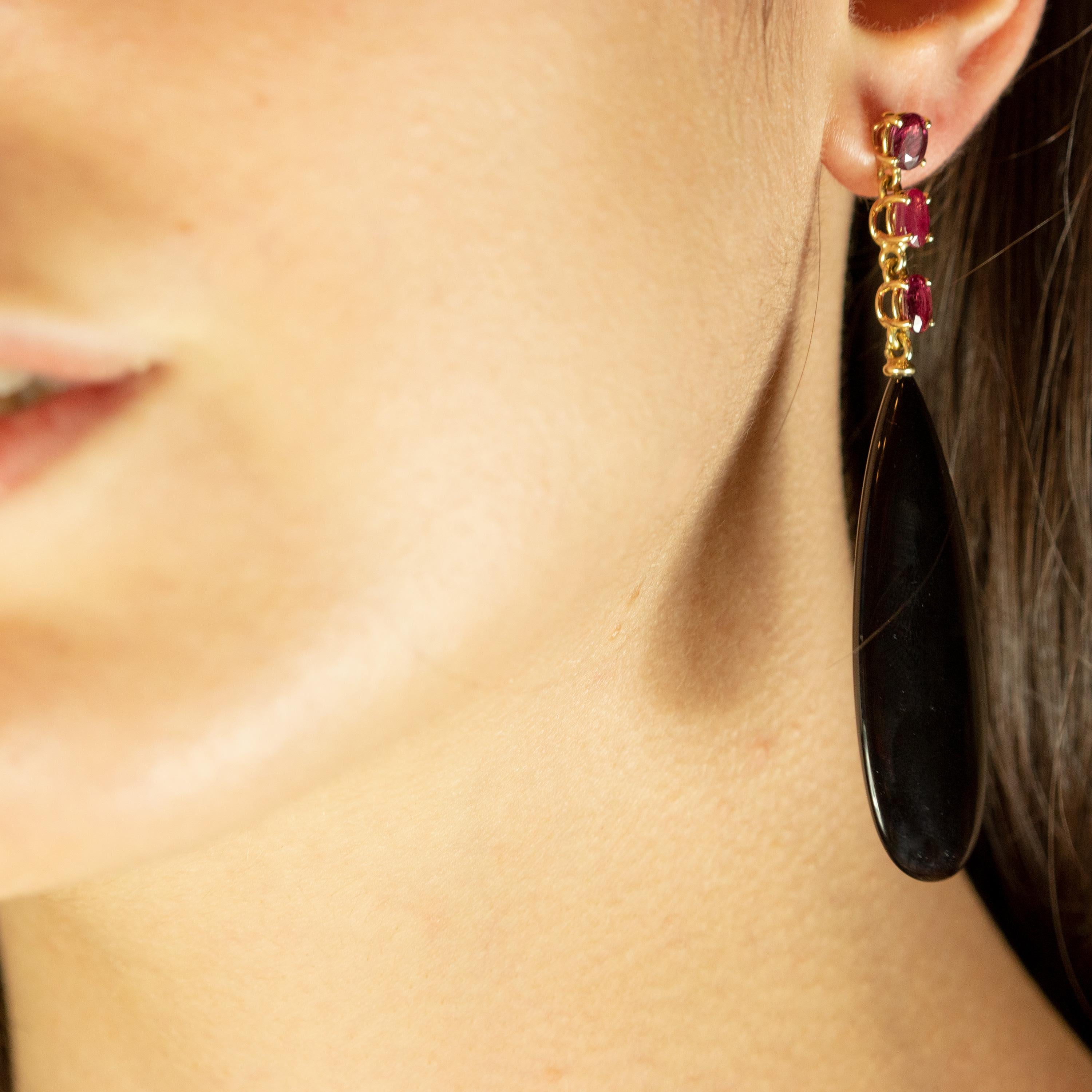 Intini Jewels Black Agate Ruby 18 Karat Yellow Gold Teardrop Long Craft Earrings In New Condition For Sale In Milano, IT