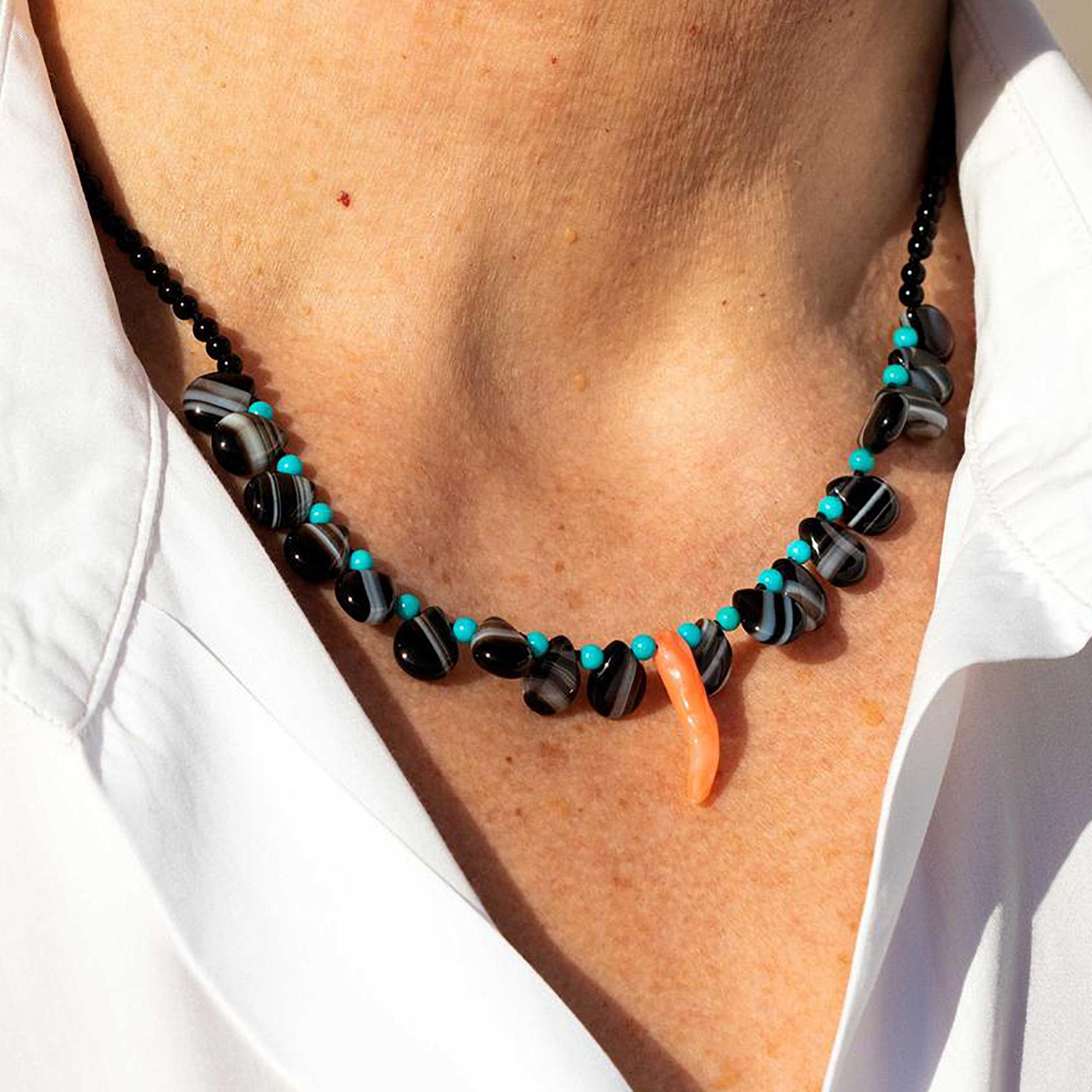 Taille mixte Collier de perles bohème chic fait à la main avec pendentif en agate noire, turquoise, corne et corail rouge en vente