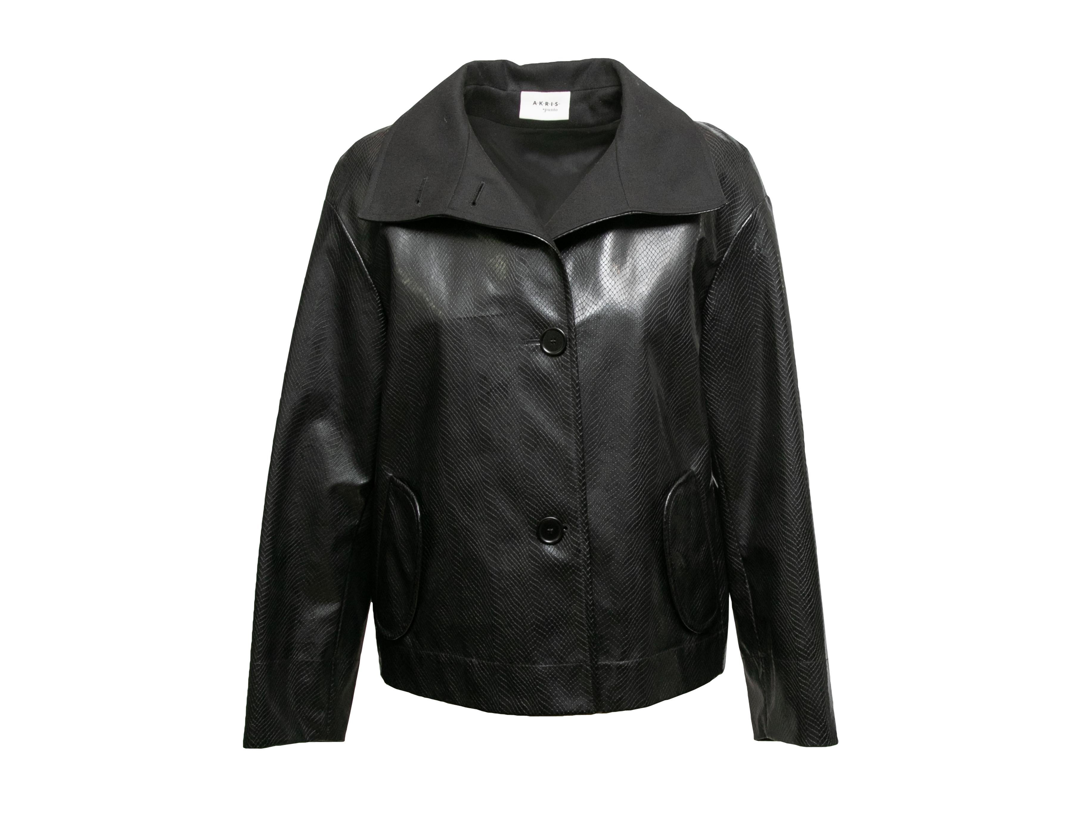 Detalles del producto: Chaqueta negra de piel vegana texturizada de Akris Punto. Cuello alto. Doble bolsillo en la cadera. Cierre de botones en el centro delantero. 36