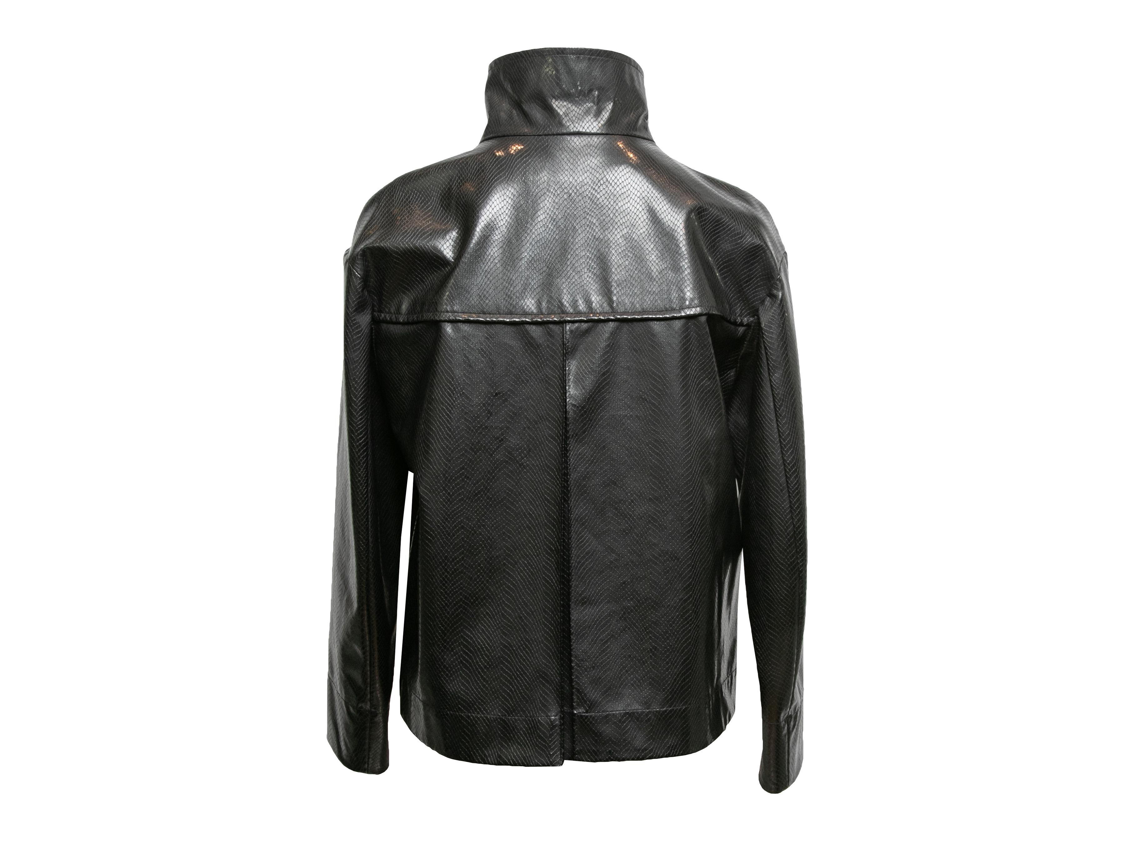 Chaqueta negra de piel vegetal texturizada Akris Punto Talla EU 36 en Bueno estado para la venta en New York, NY