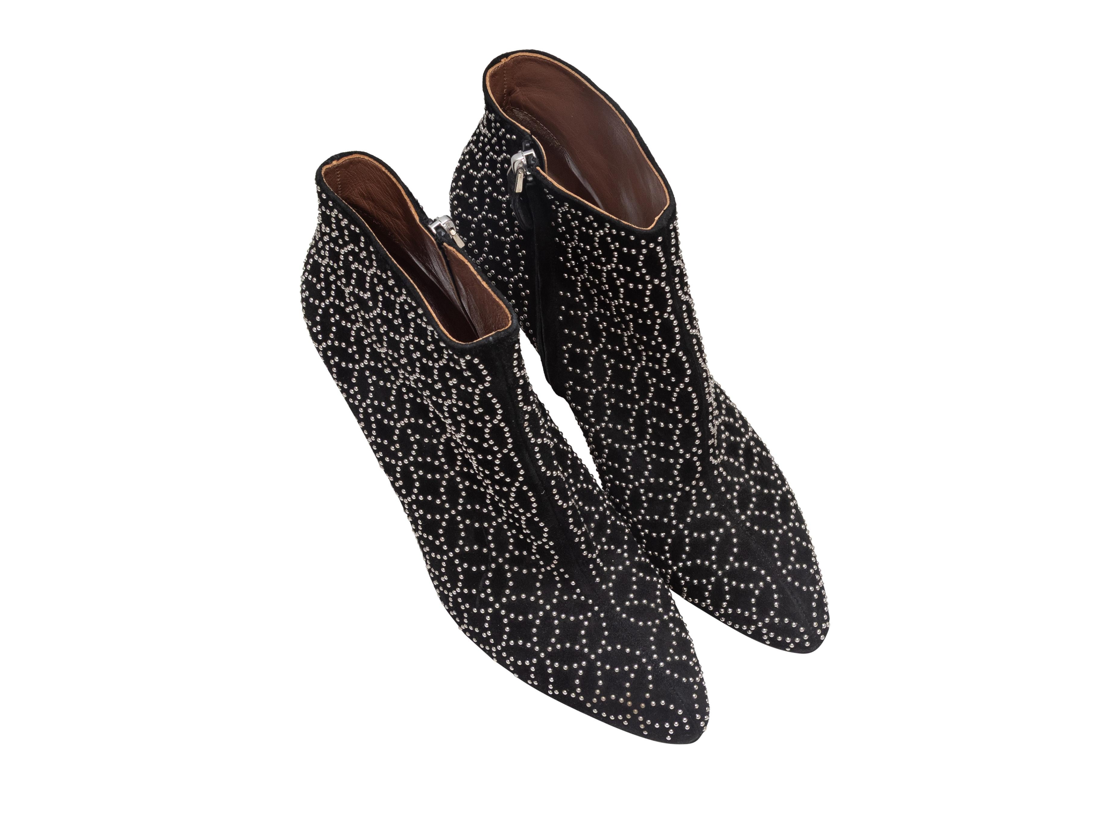 Bottines à talons en daim noir d'Alaia. Des clous argentés ornent l'ensemble de la pièce. Fermeture à glissière sur les côtés intérieurs. Hauteur de la tige : 4