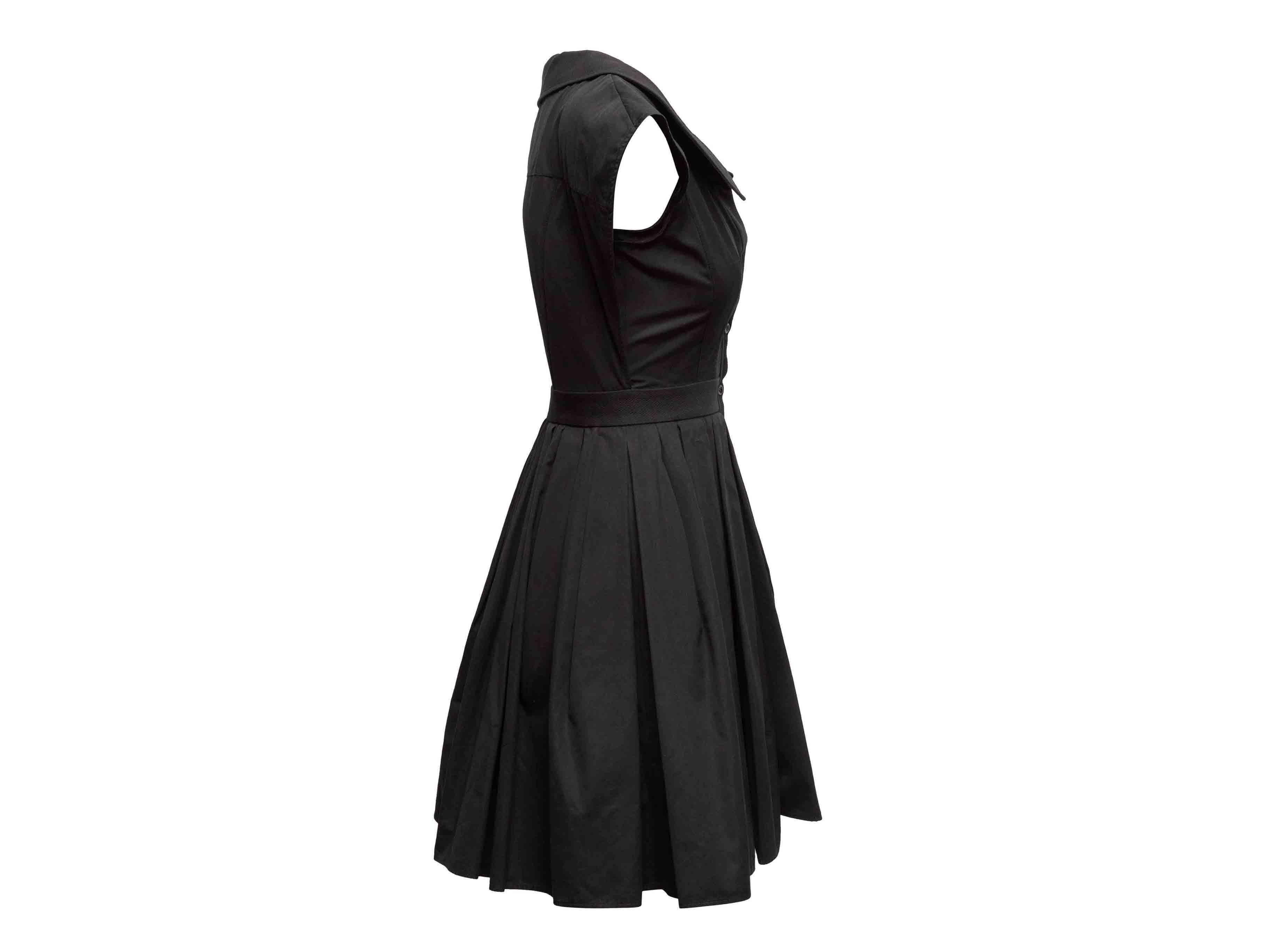 Schwarzes Kleid mit Cap-Ärmeln in A-Linie von Alexander McQueen. Spitz zulaufender Kragen. Knopfverschlüsse vorne. 33