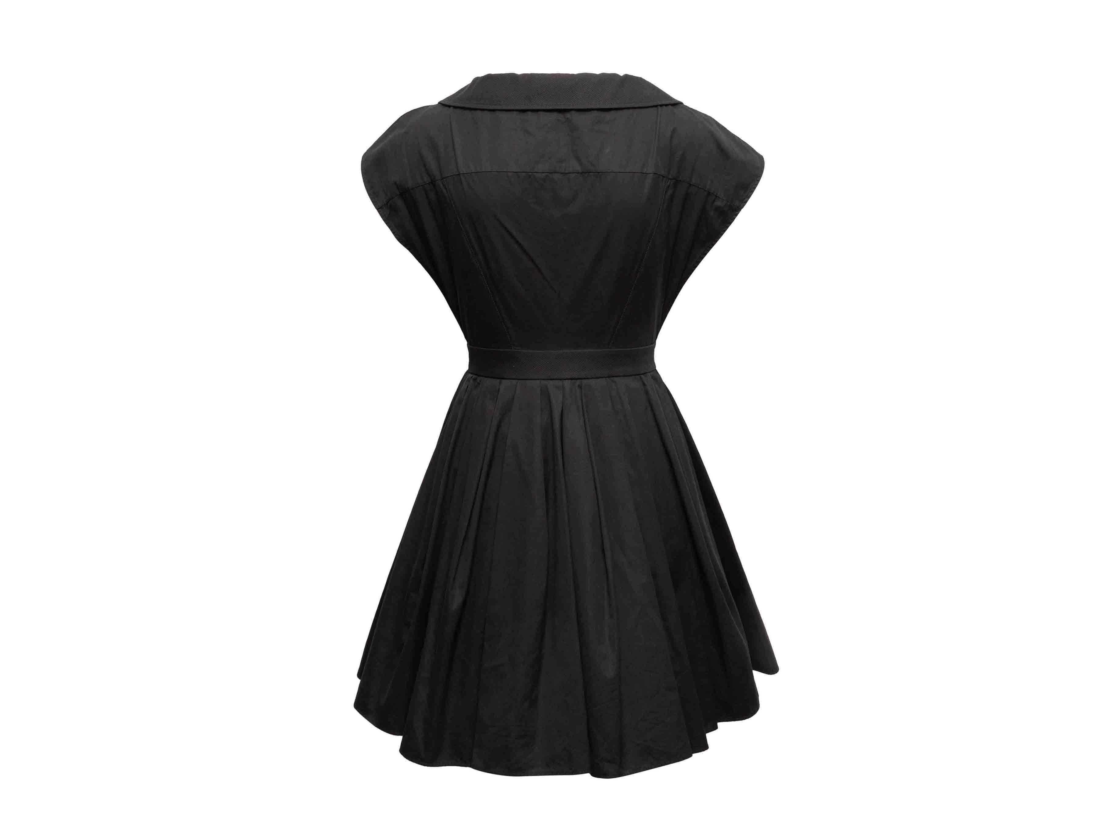 Schwarzes Alexander McQueen Kleid mit Cap-Ärmeln in A-Linie Größe IT 38 im Zustand „Gut“ im Angebot in New York, NY