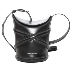 Schwarze Alexander McQueen Eimertasche aus Leder in Schwarz