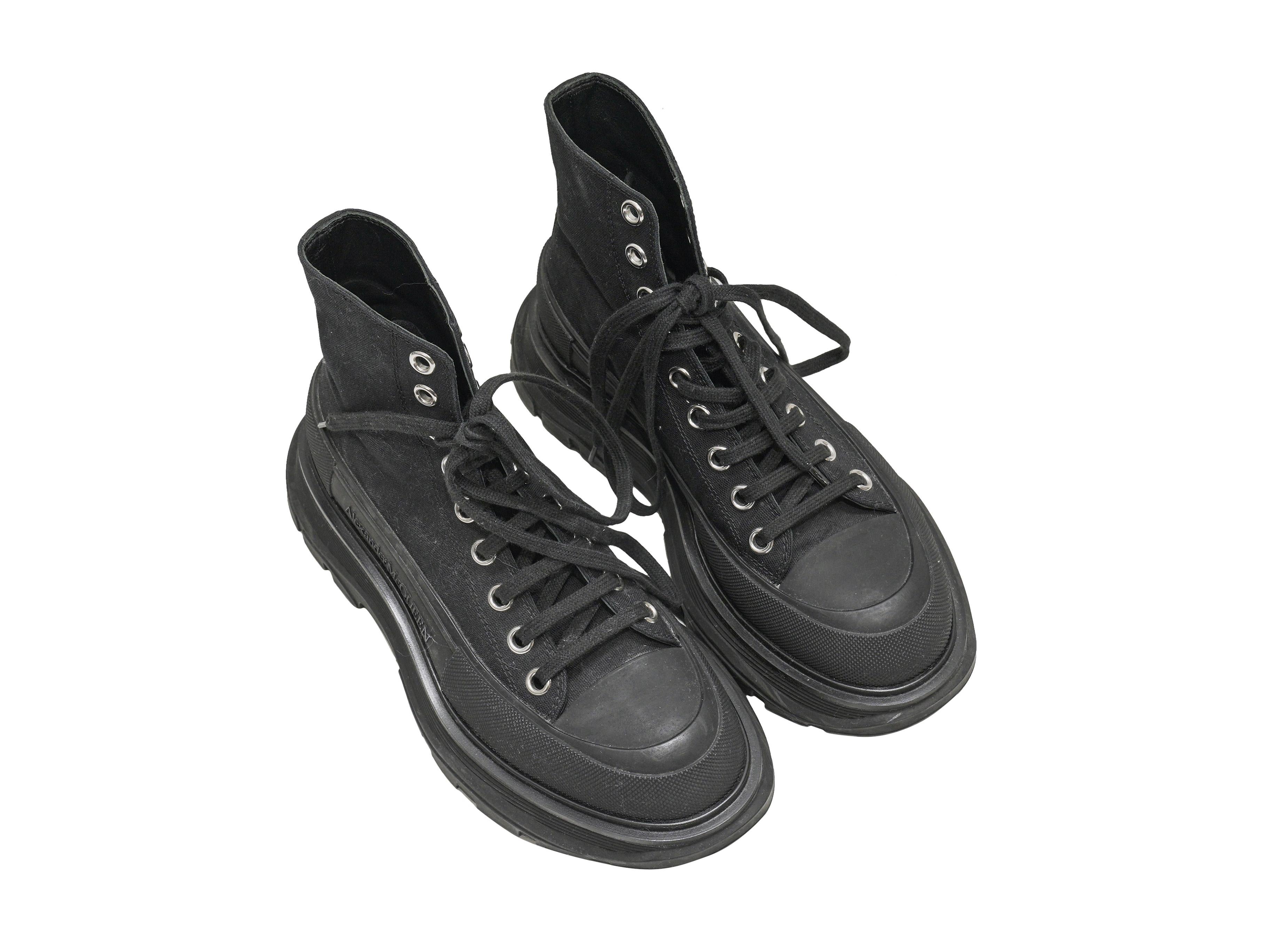 Baskets montantes à plateforme en toile noire, signées Alexander McQueen. Semelles en caoutchouc. Fermeture à lacets sur le dessus. Hauteur de la tige 5