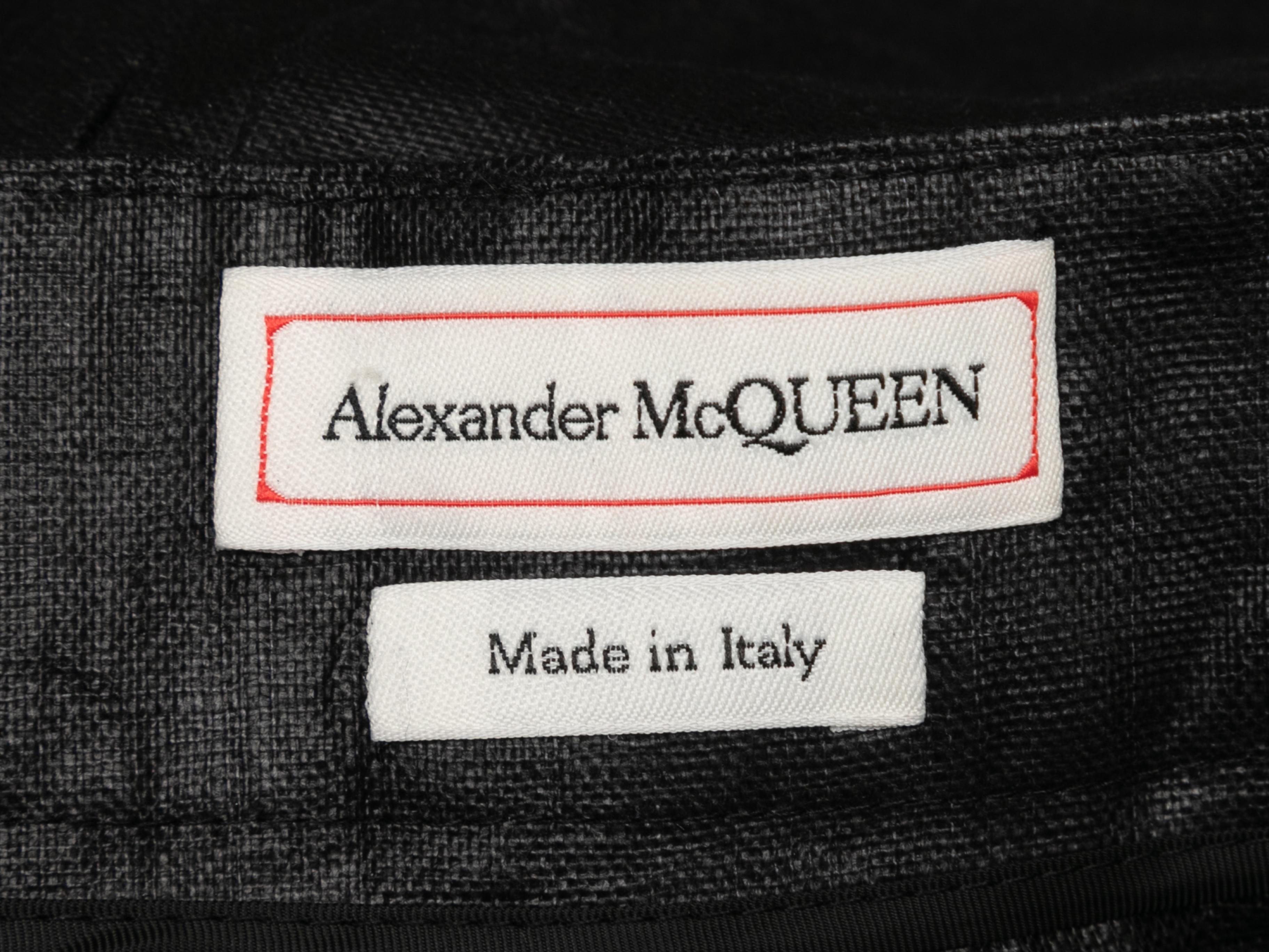 Pantalon en lin ciré noir Alexander McQueen. Poche arrière unique. Fermeture à glissière sur le devant. Taille 28