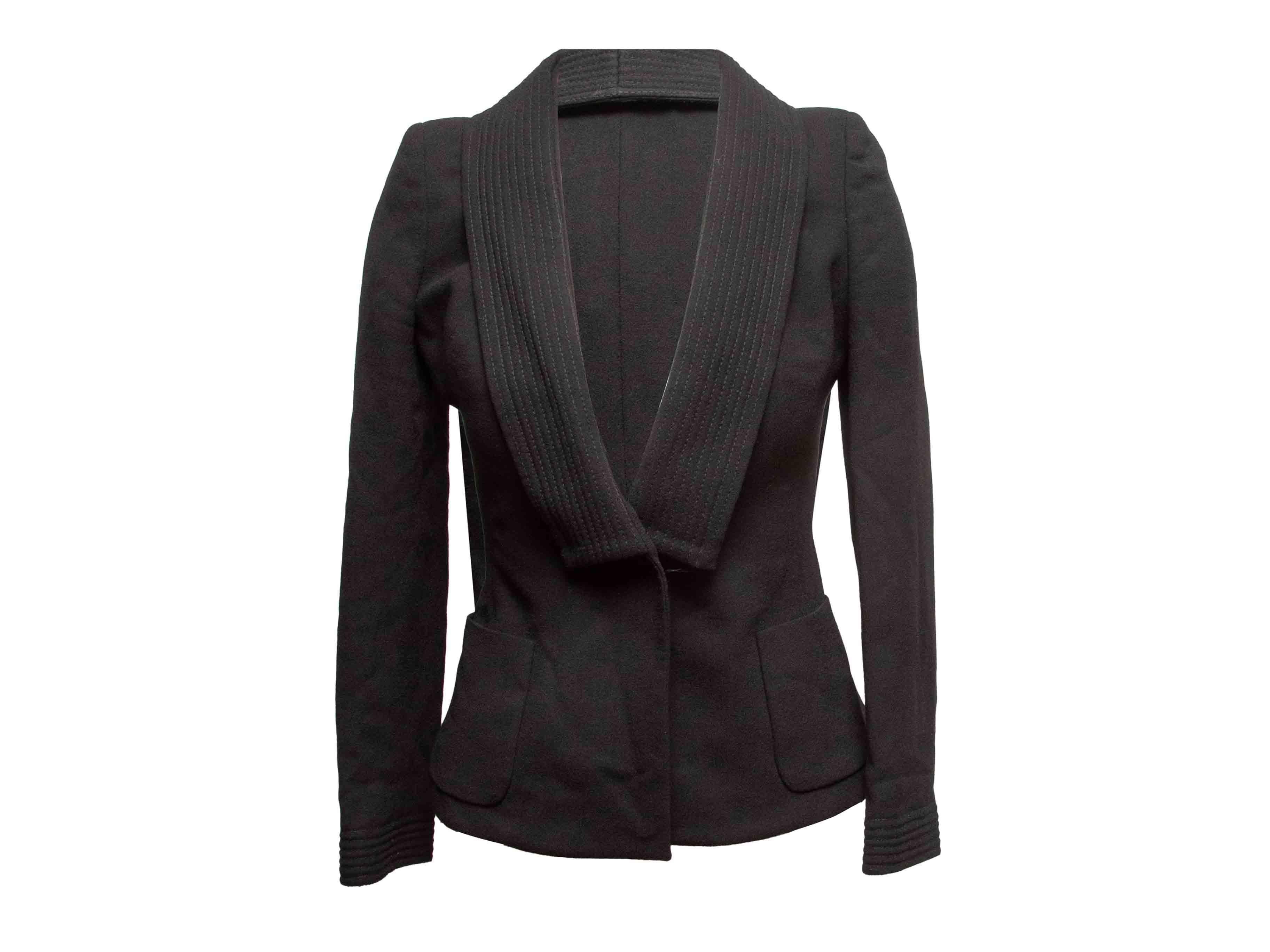 Blazer in lana nera di Alexander McQueen. Collo a scialle. Doppie tasche sui fianchi. Fascia opzionale da annodare in vita. Chiusura frontale con bottoni. Busto da 33 pollici, larghezza spalle da 14,5 pollici, lunghezza maniche da 23,5 pollici,
