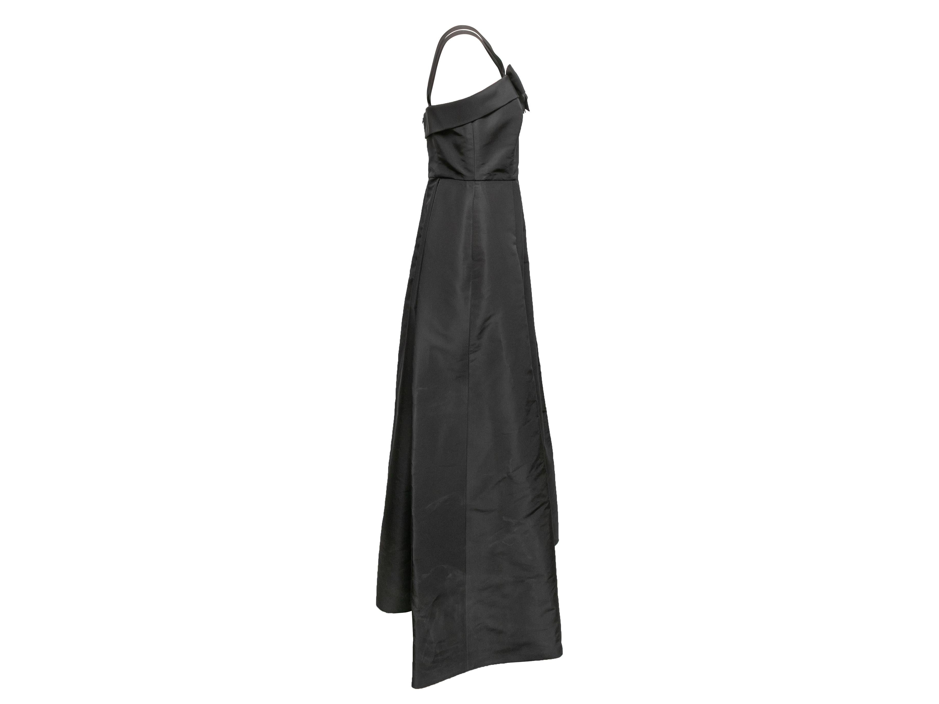 Produkt-Details: Schwarzes ärmelloses Seidenkleid von Alexia Maria. Schleifenakzent an der vorderen Brust. Schmale Riemen. Reißverschluss in der vorderen Mitte. 34
