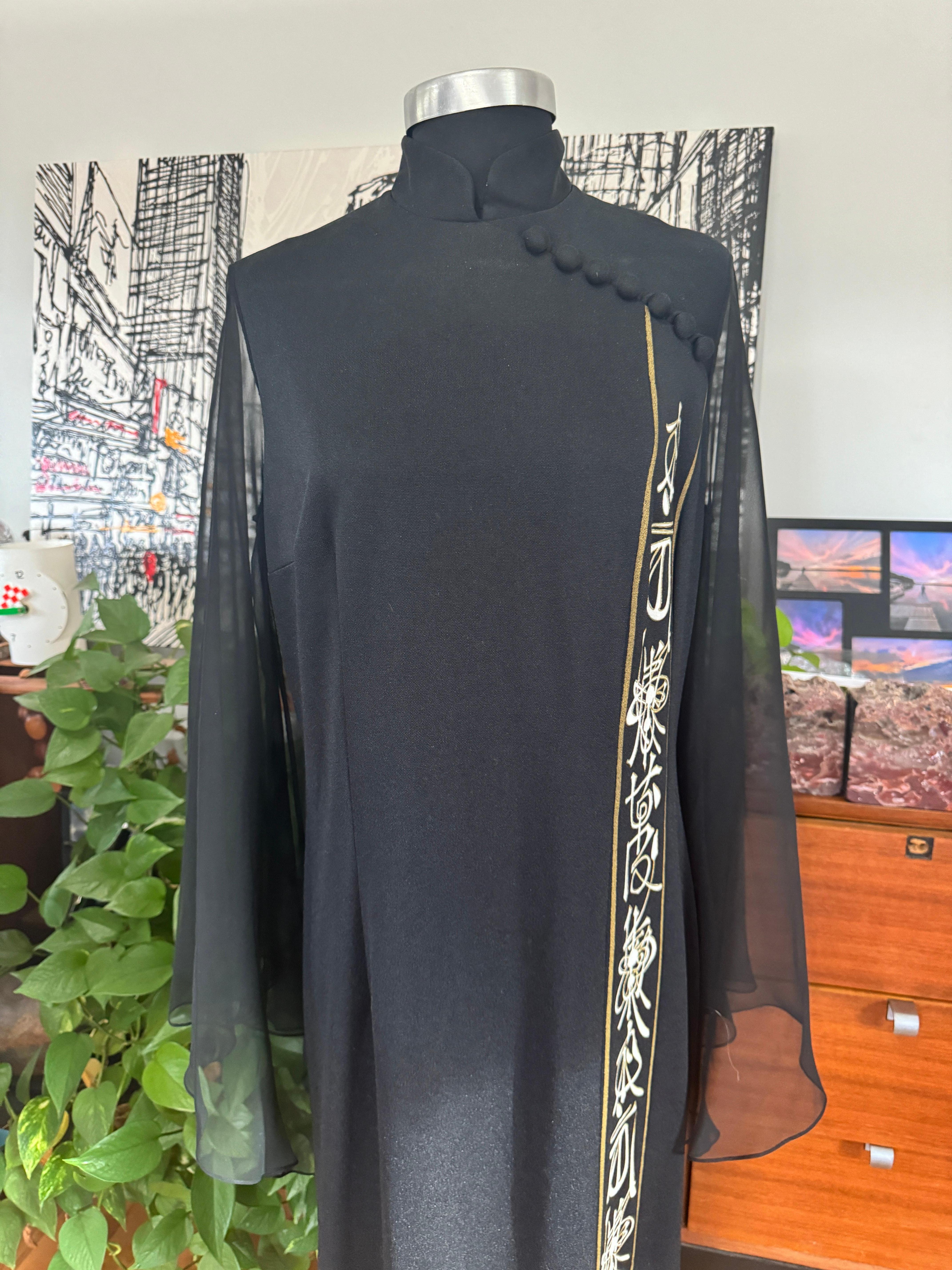 Maxivestido asiático negro ALFRED SHAHEEN Años 70 en venta 1