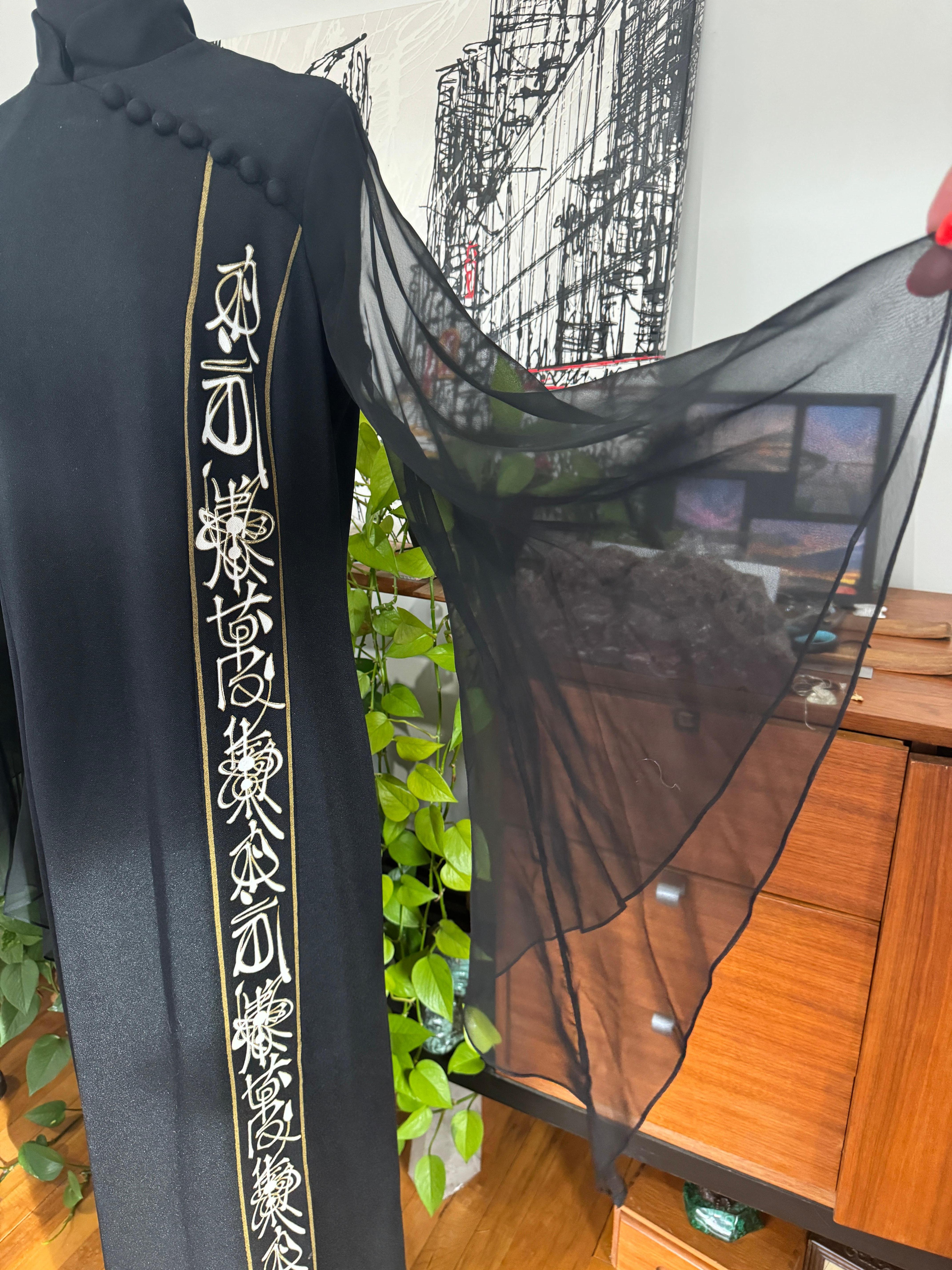 Maxivestido asiático negro ALFRED SHAHEEN Años 70 en venta 2