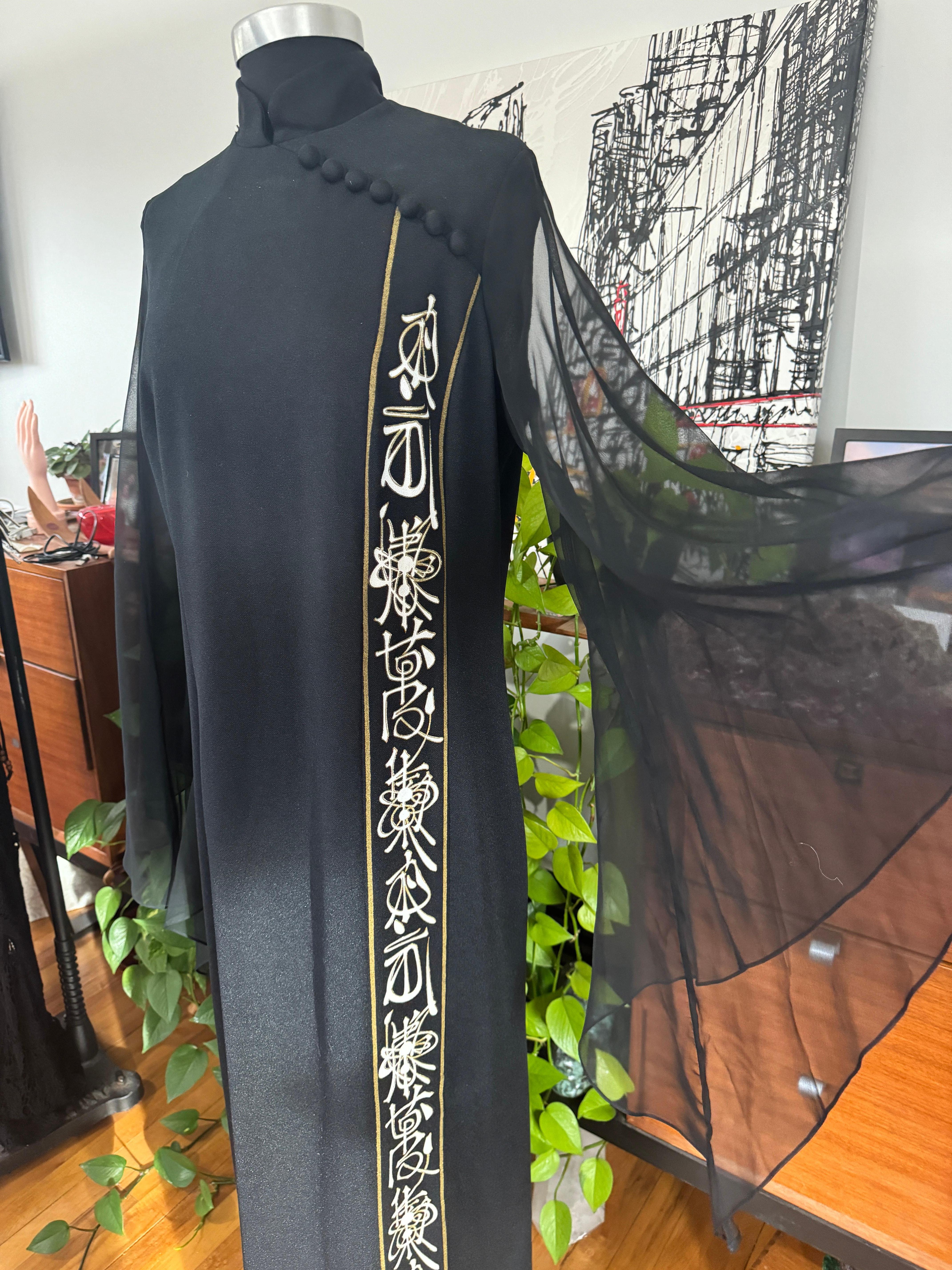 Maxivestido asiático negro ALFRED SHAHEEN Años 70 en venta 3