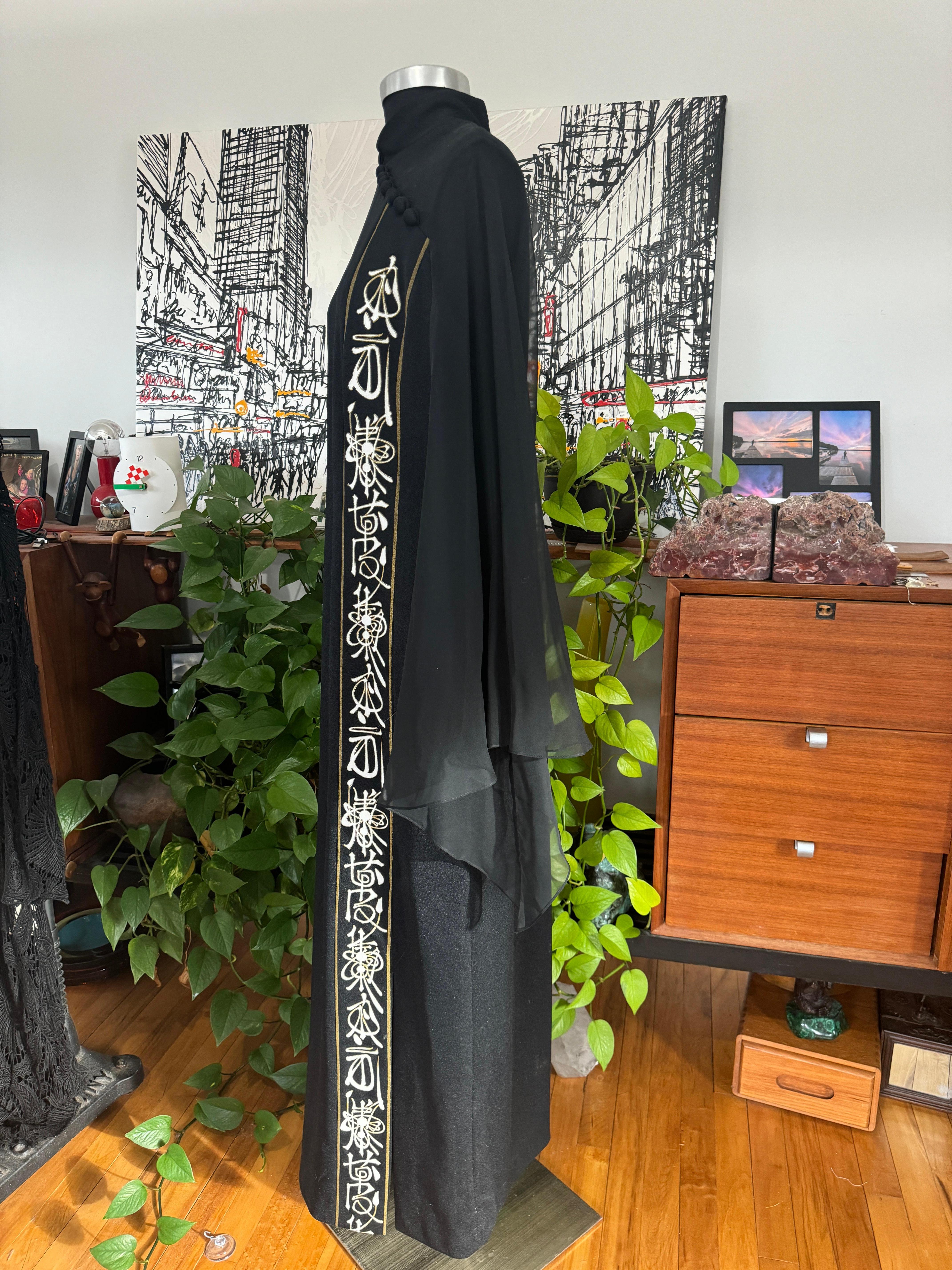 Maxivestido asiático negro ALFRED SHAHEEN Años 70 en venta 4