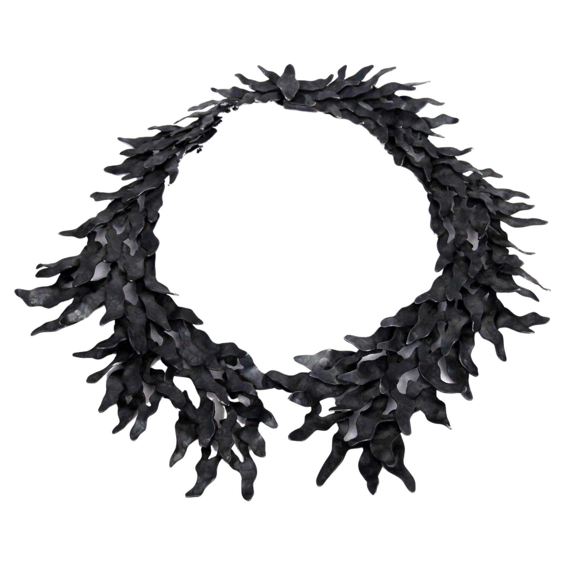 Halskette „Black Algae“ aus oxidiertem Silber von Romoherrera im Angebot