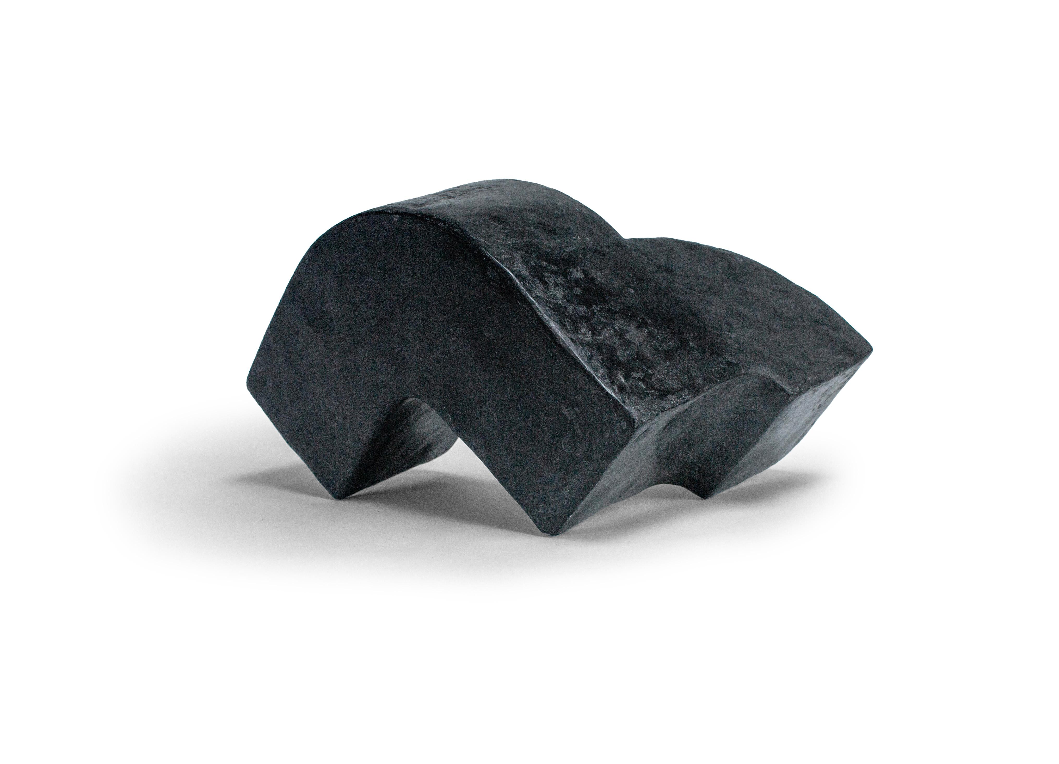 Postmoderno Black Alongside Out Scultura realizzata a mano da Rachael Heritage in vendita