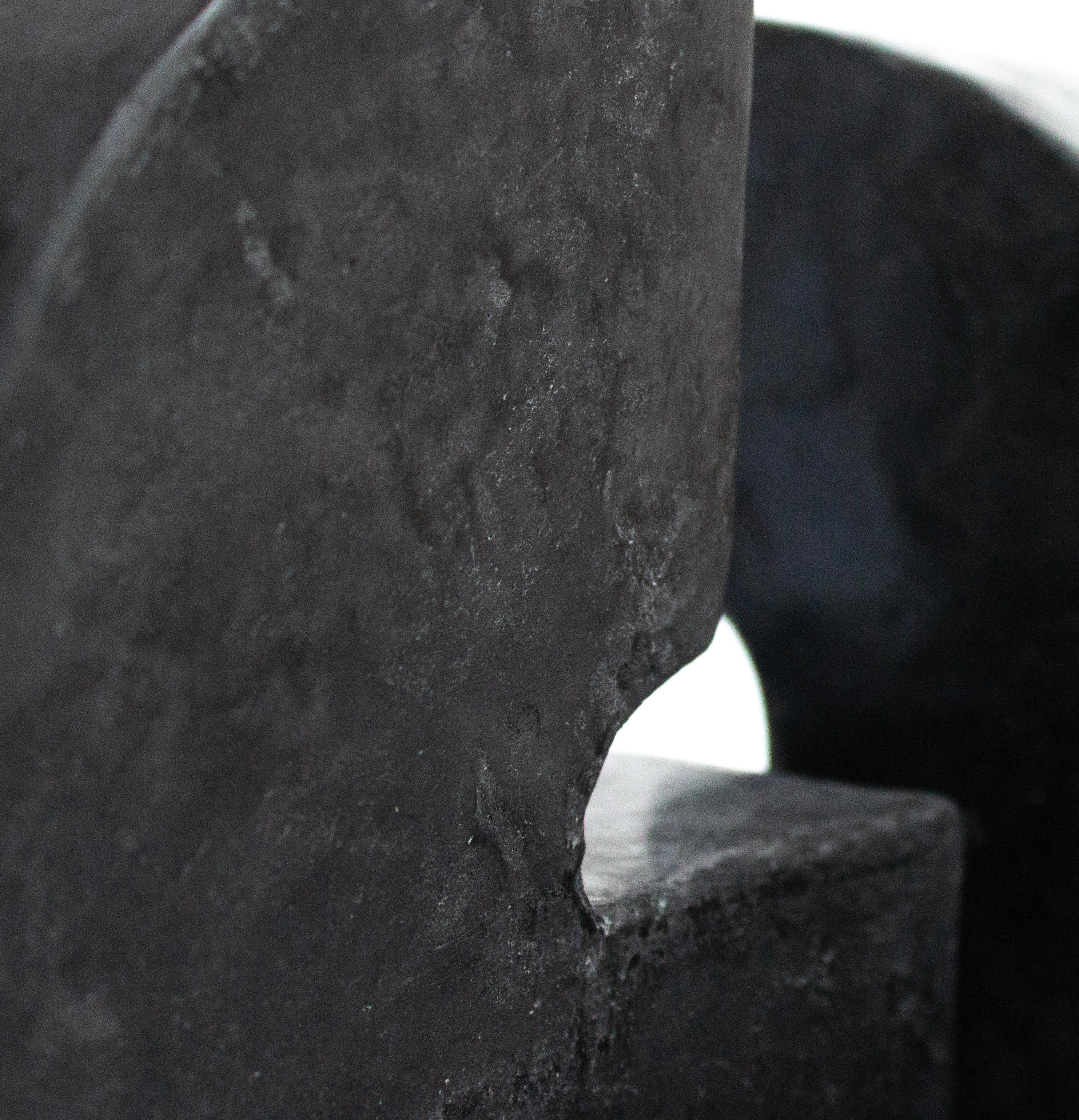 XXI secolo e contemporaneo Black Alongside Out Scultura realizzata a mano da Rachael Heritage in vendita