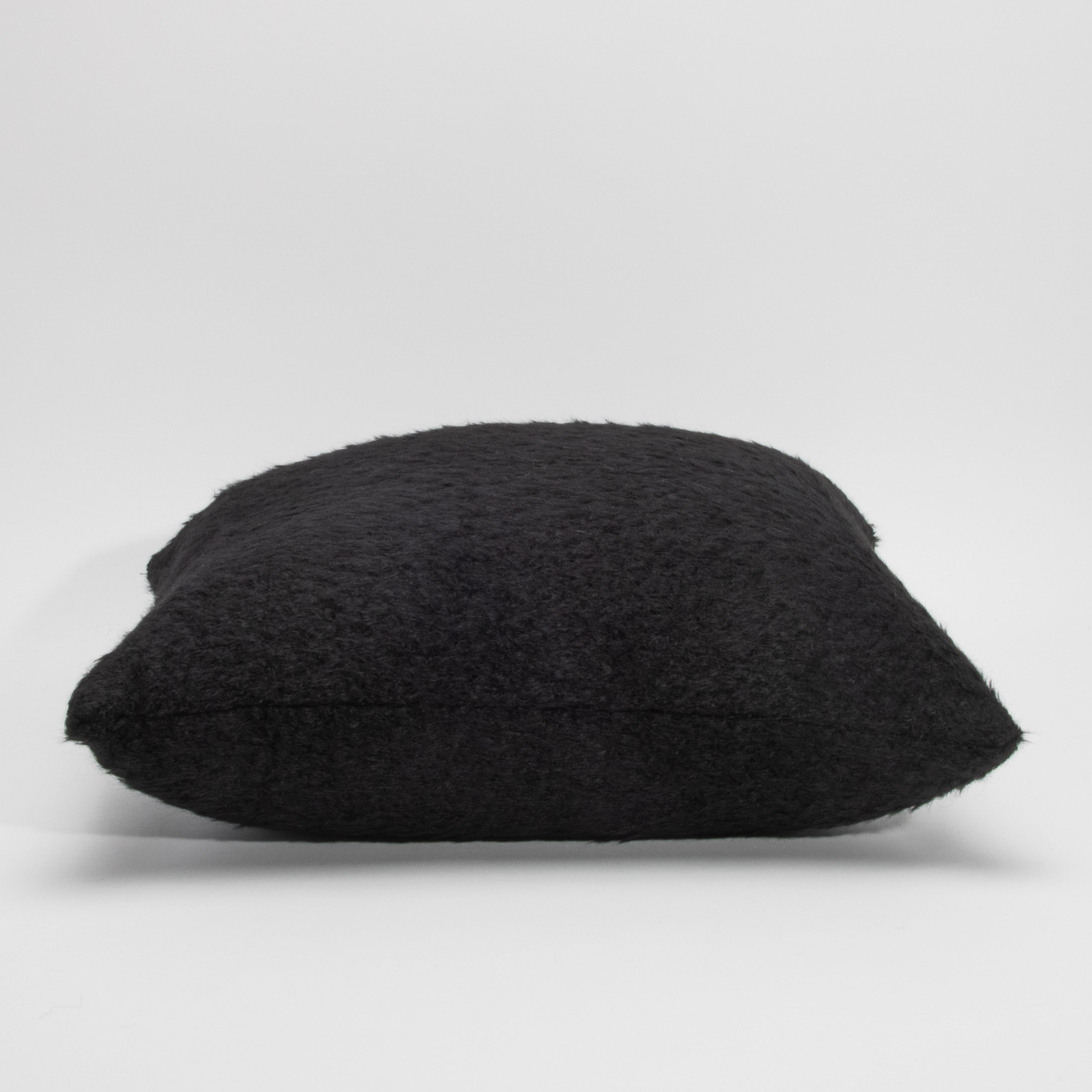 La raffinata semplicità incontra il lusso tattile in questo cuscino decorativo da 22 pollici, rivestito in alpaca nera riccamente strutturata. Morbido al tatto e visivamente elegante, dona calore, profondità e raffinatezza a qualsiasi interno. Il