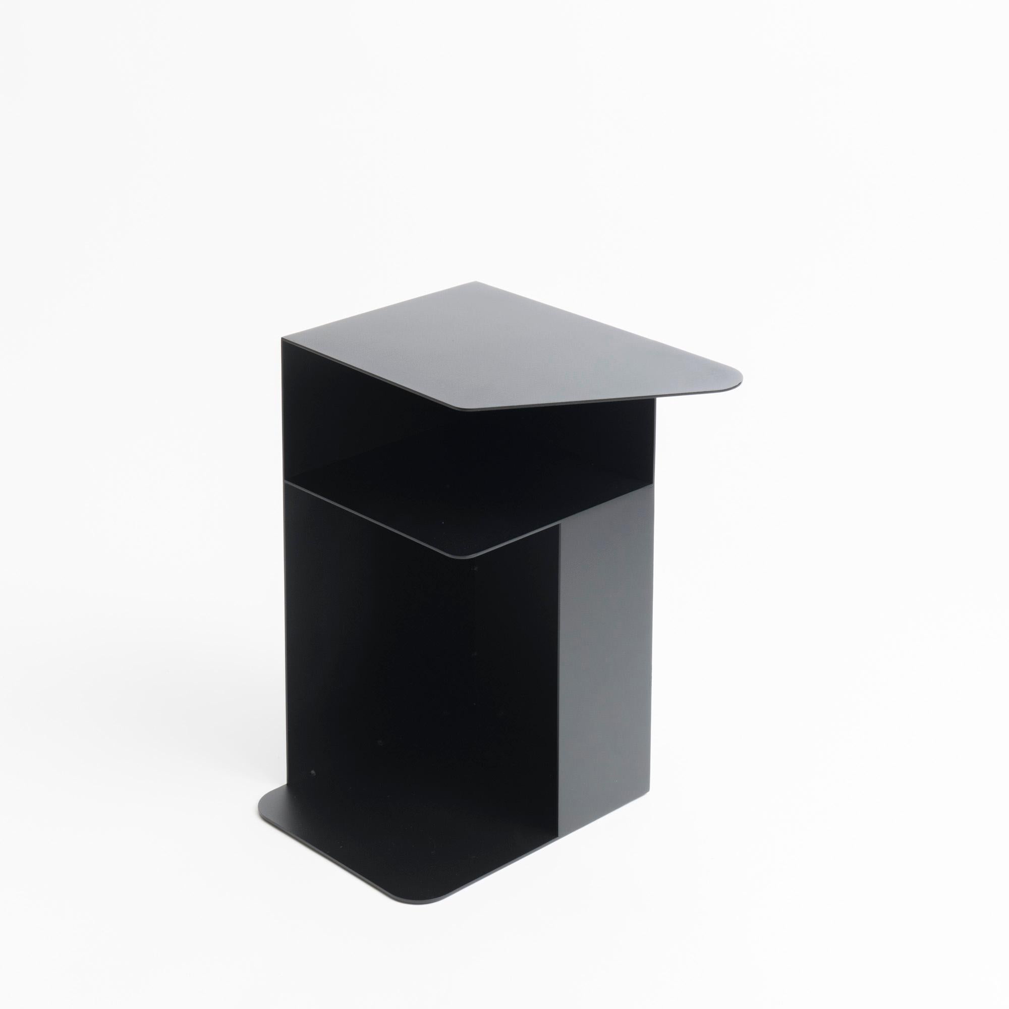 Beistelltisch aus schwarzem Aluminium, zeitgenössischer minimalistischer Om26 von mjiila, auf Lager (Pulverbeschichtet) im Angebot