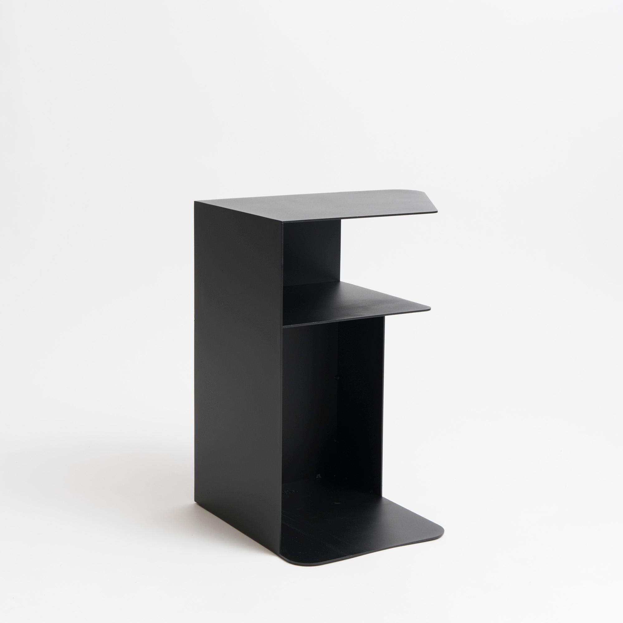 Beistelltisch aus schwarzem Aluminium, zeitgenössischer minimalistischer Om26 von mjiila, auf Lager (21. Jahrhundert und zeitgenössisch) im Angebot