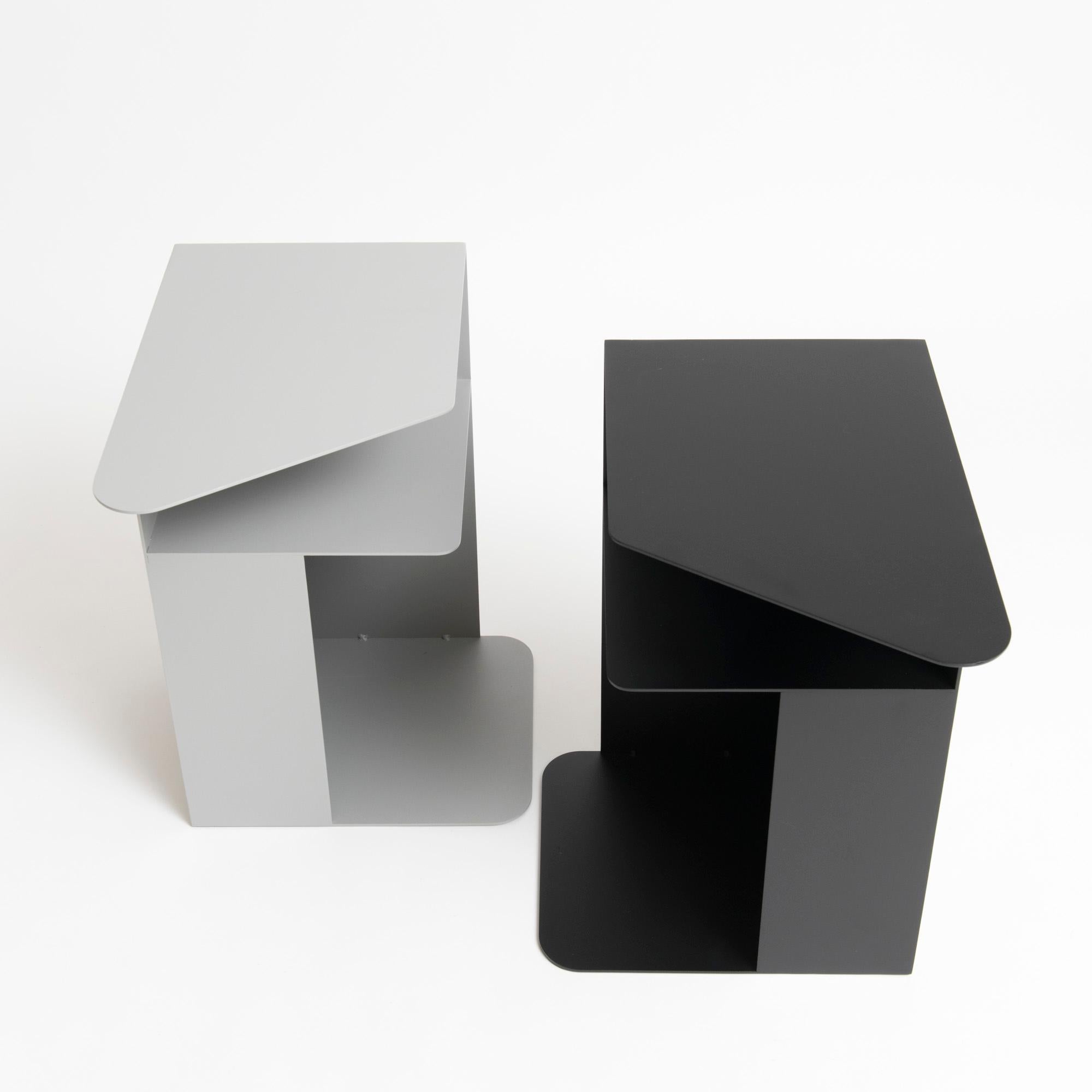 Beistelltisch aus schwarzem Aluminium, zeitgenössischer minimalistischer Om26 von mjiila, auf Lager im Angebot 2