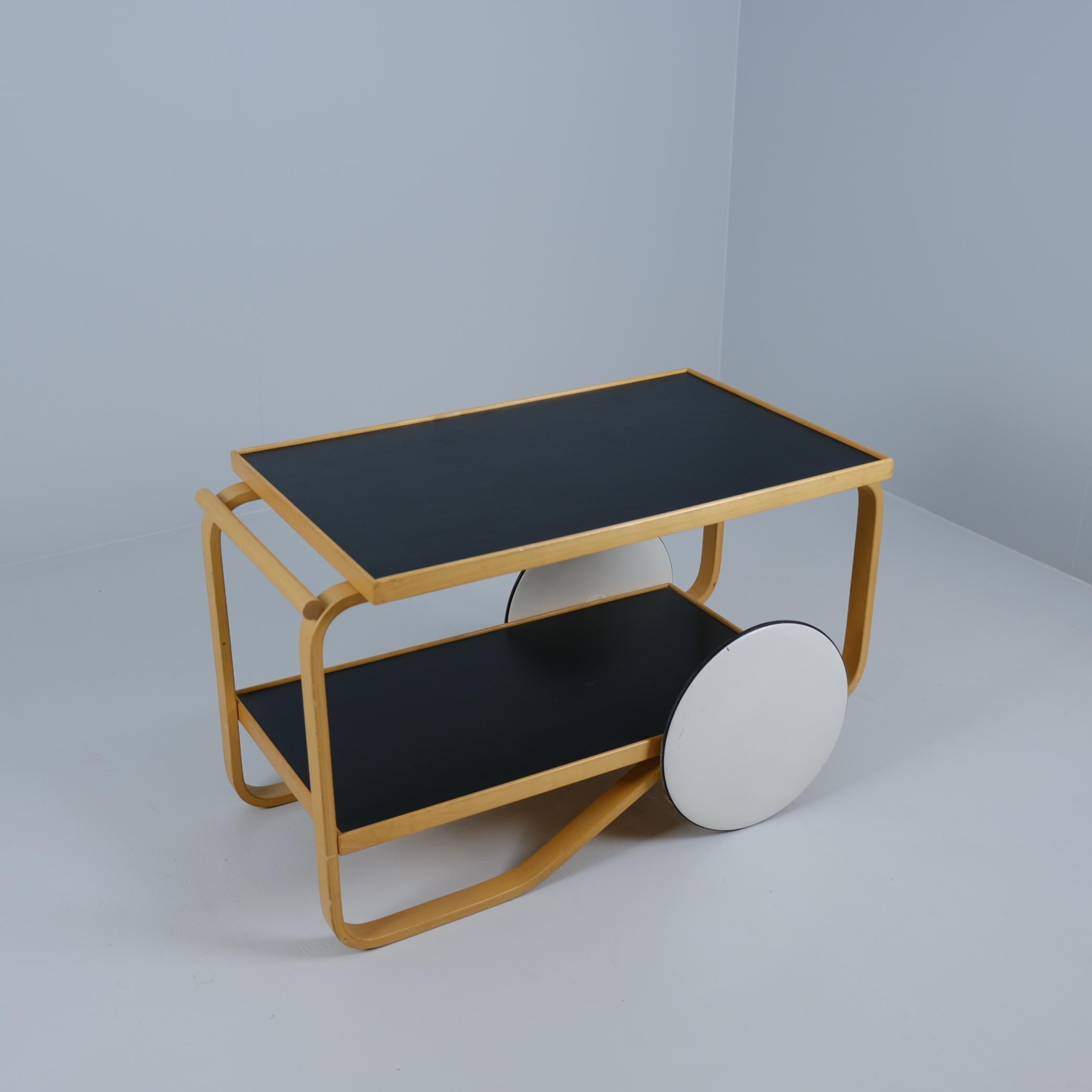 Alvar Aalto introdujo por primera vez este modelo de carro en la década de 1930. Es una de las más sencillas de su serie de carros. En esta pieza son evidentes las inspiraciones de la cultura británica del té, así como de los trabajos en madera