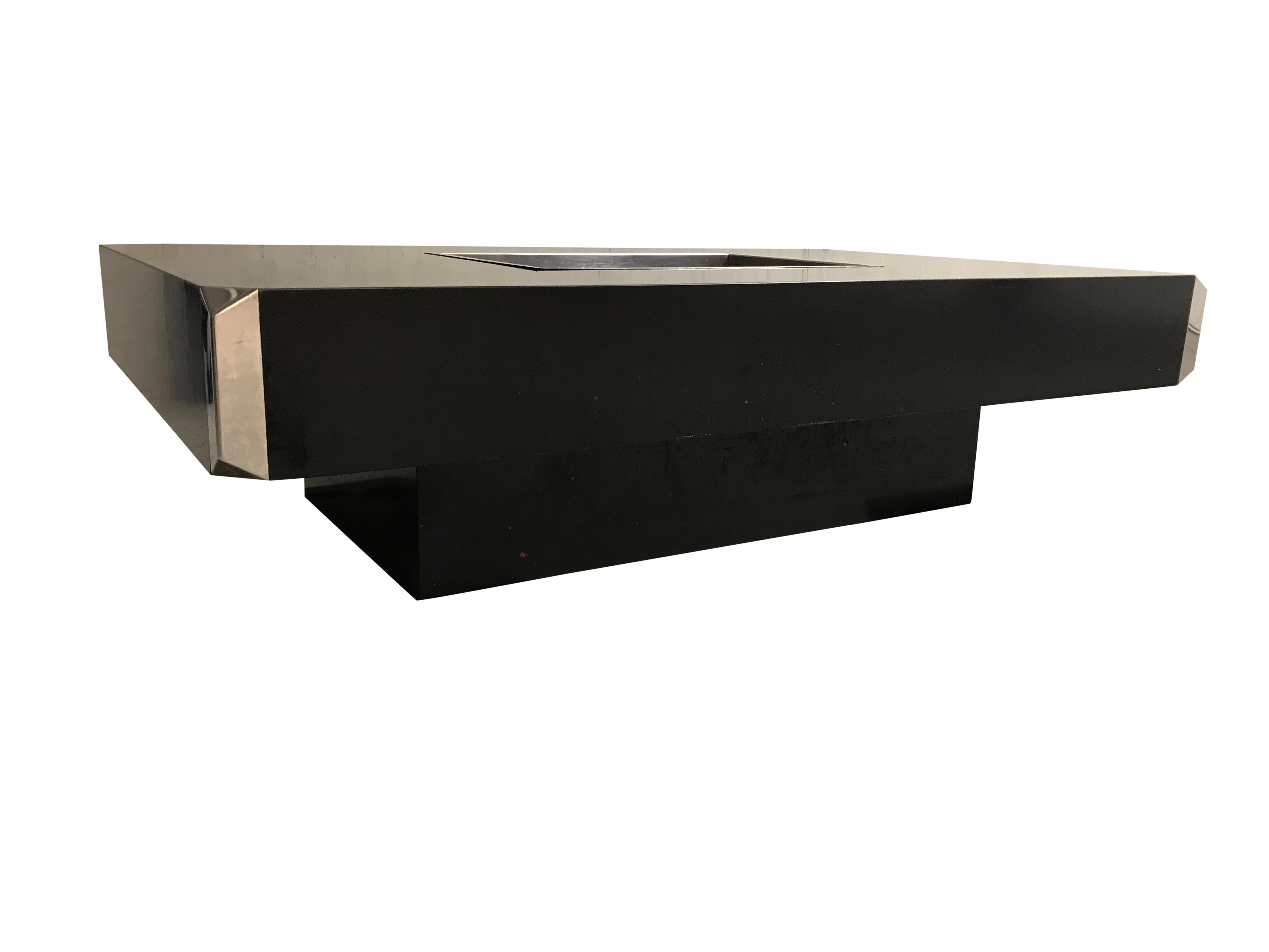 Luxurious bar coffee table made from black lacquered wood designed by Willy Rizzo.

The table is in good condition with very minor user traces.

This table fits well in today's interiors thanks to its luxurious and timeless appeal.

1970s,