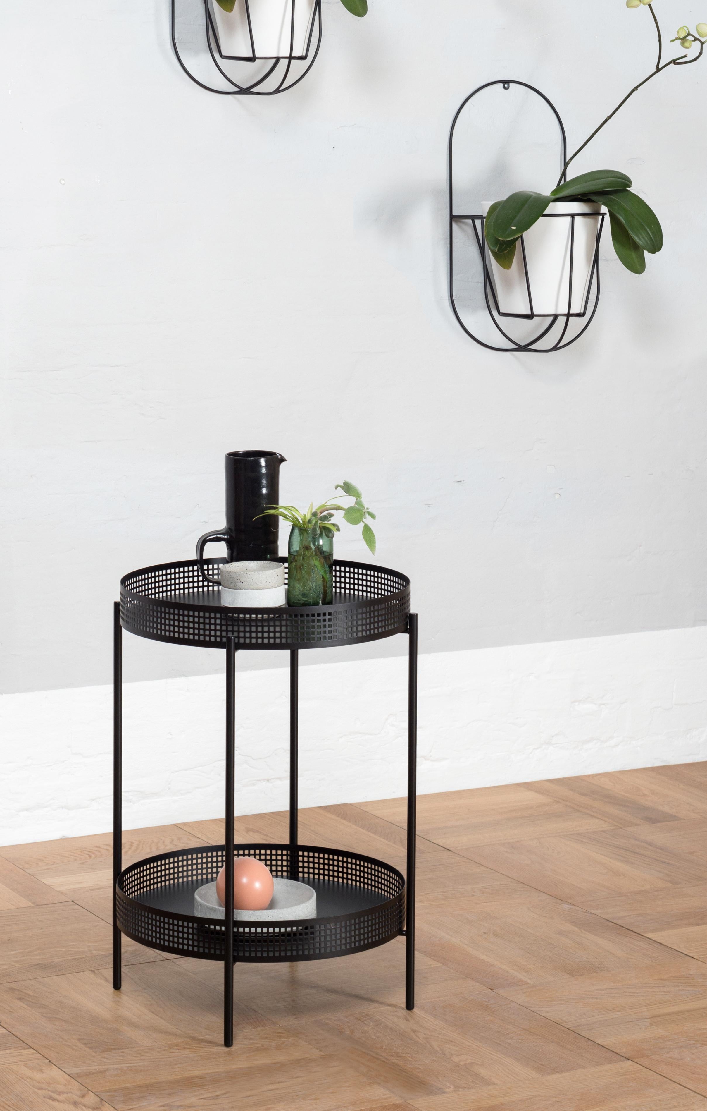 Table d'appoint Ami noire par Design/One
Dimensions : D 40 x H 59,5 cm.
Matériaux : Métal peint par poudrage.

Disponible en noir ou en blanc. Veuillez nous contacter.

Ami est une petite table d'appoint sophistiquée avec un plateau amovible. Elle