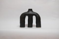 Black Anatomía Sutil Stoneware Vase by Camila Apaez