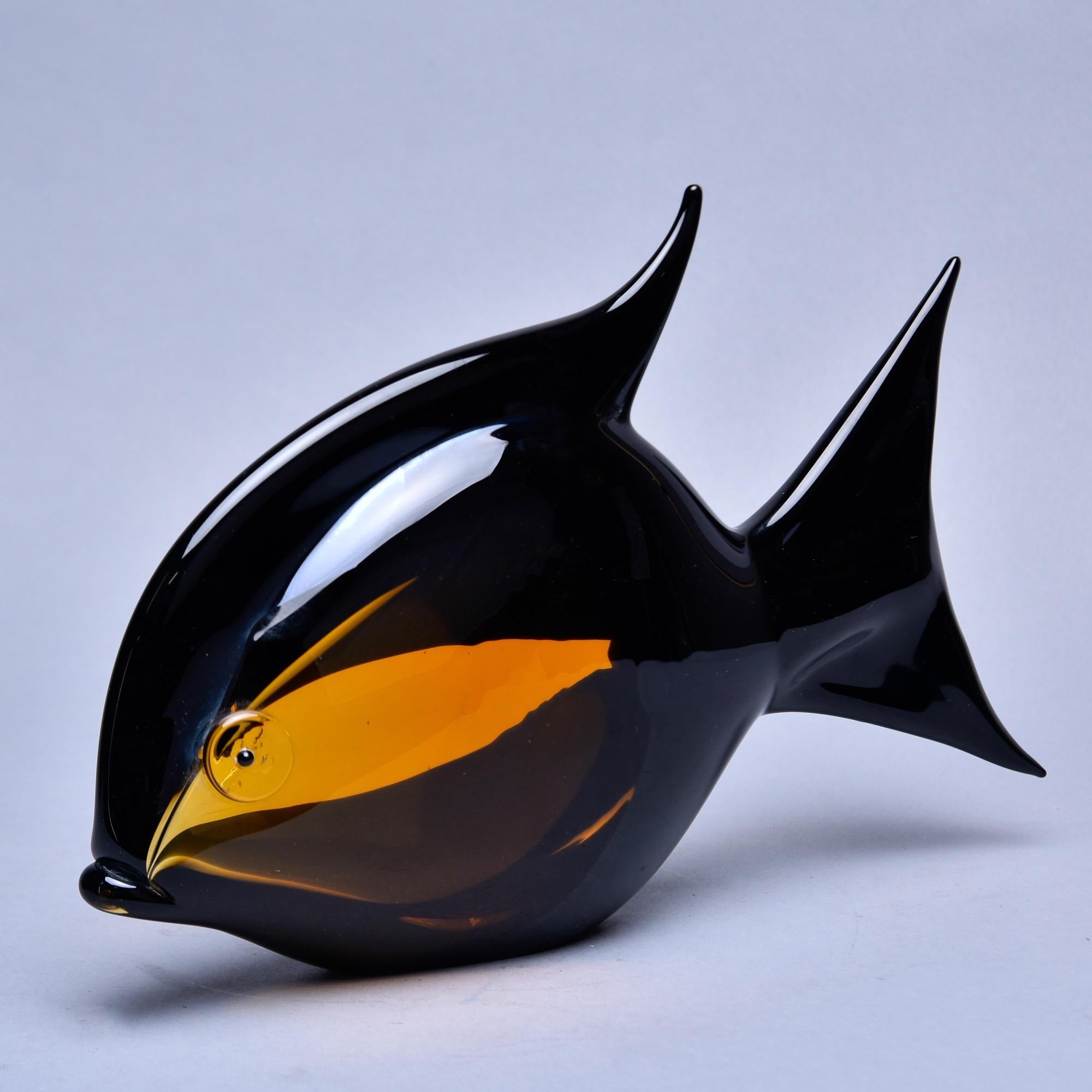 Trouvée en Italie, cette grande sculpture de poisson de Murano en verre noir et ambre date des années 1990. Excellent état vintage, aucun défaut ni réparation n'ont été constatés. Deux autres poissons de cette couleur sont disponibles au moment de