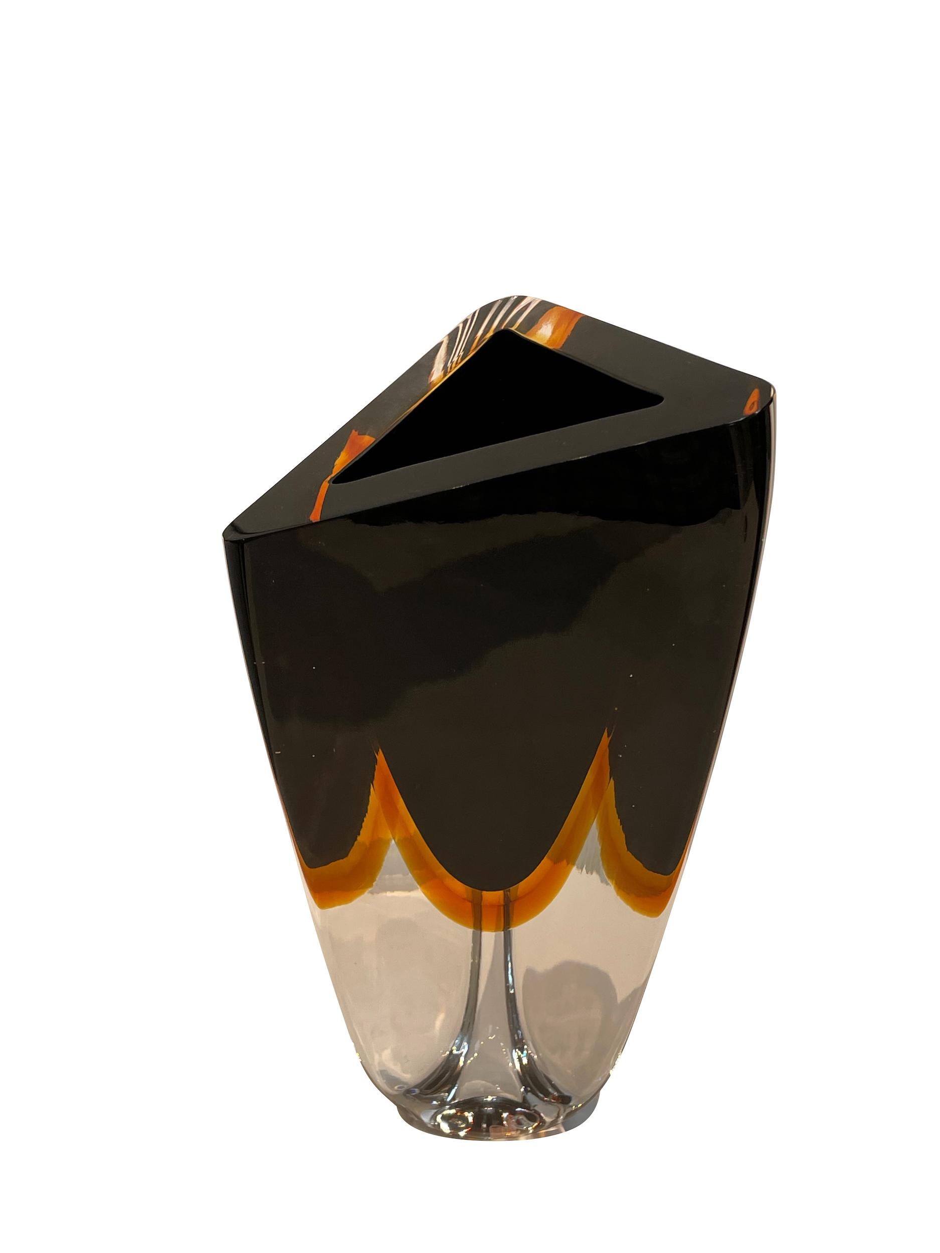 Vaso brasiliano contemporaneo in vetro spesso con apertura a forma di triangolo
Vetro nero con accenti color ambra
Si abbina perfettamente alla versione più alta (S6999) e a quella arrotondata (S7000).