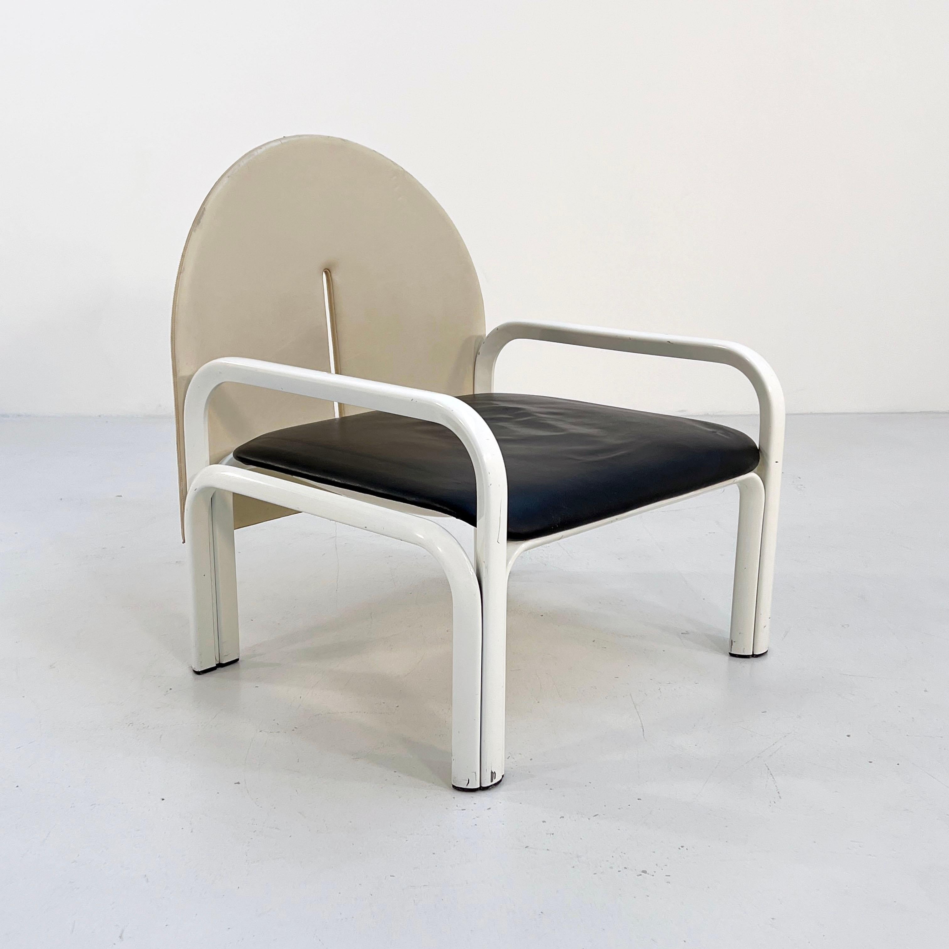 Designer - Gae Aulenti
Producer - Knoll
Model - 54 L Armchairs
Design Period - Seventies 
Measurements - Width 70 cm x Depth 61 cm x Height 77 cm x Seat Height 35 cm
Materials - Leather, Metal
Color - White, Beige, Black
In its own element.