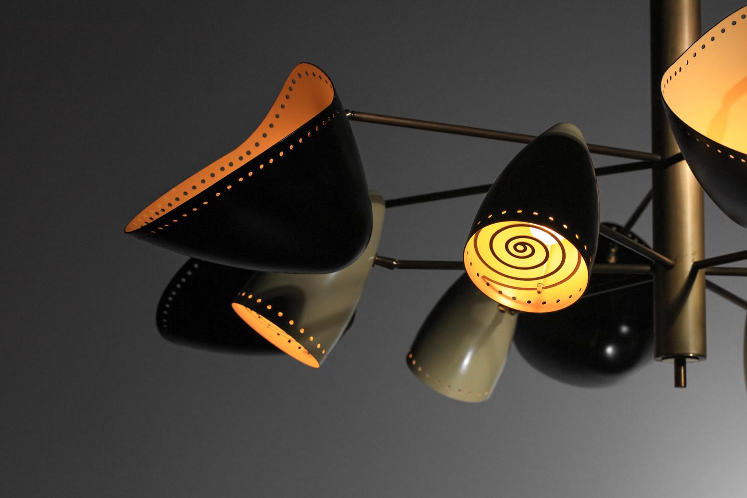 Lampadario moderno in stile anni '60, nero e beige, in ottone e metallo laccato in vendita 3