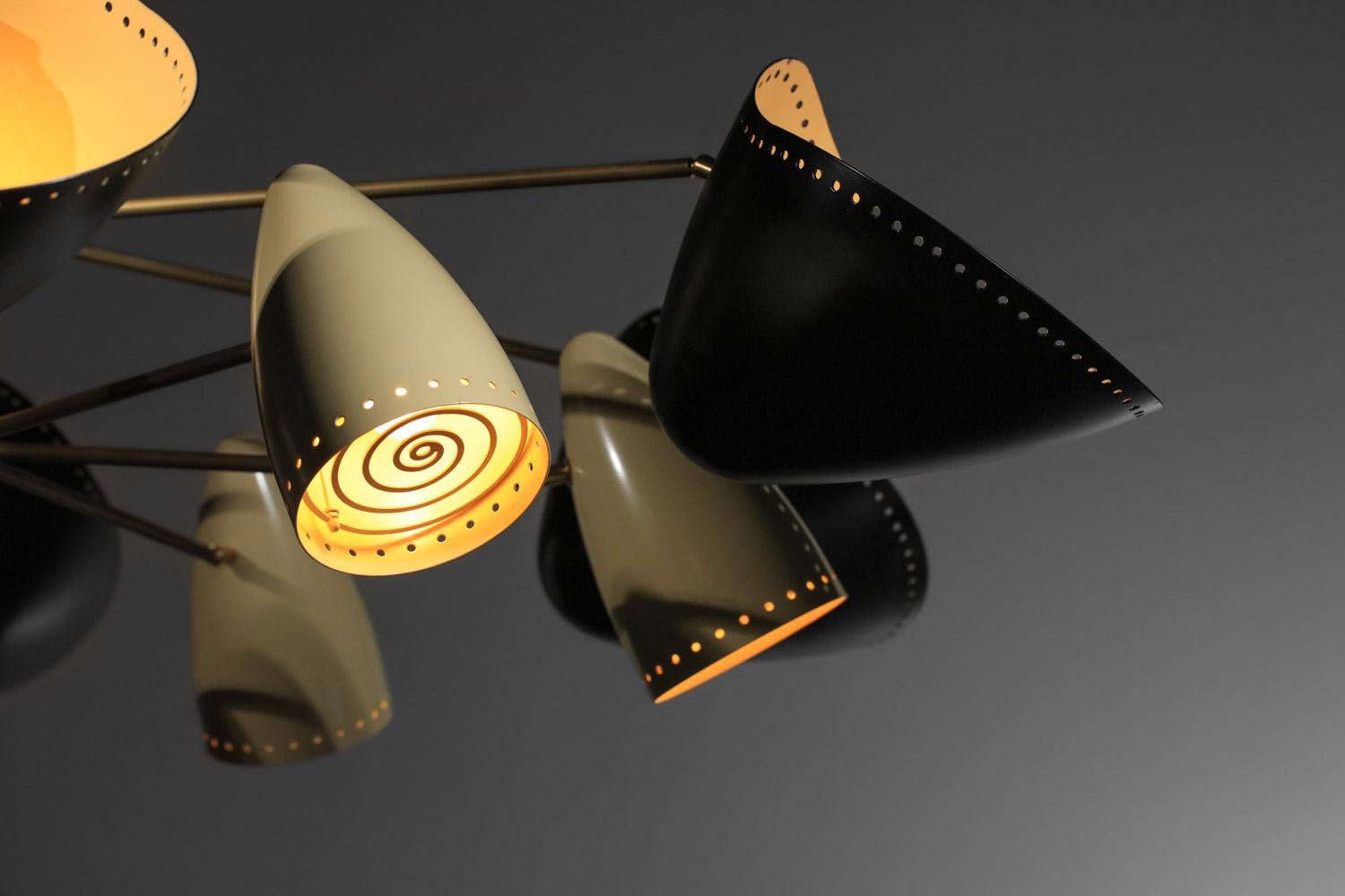 Grande lampadario moderno italiano realizzato dal nostro artigiano partner nello stile degli apparecchi di illuminazione degli anni '60. Struttura a sospensione in ottone massiccio, paralume in metallo laccato nero e beige. I paralumi beige possono