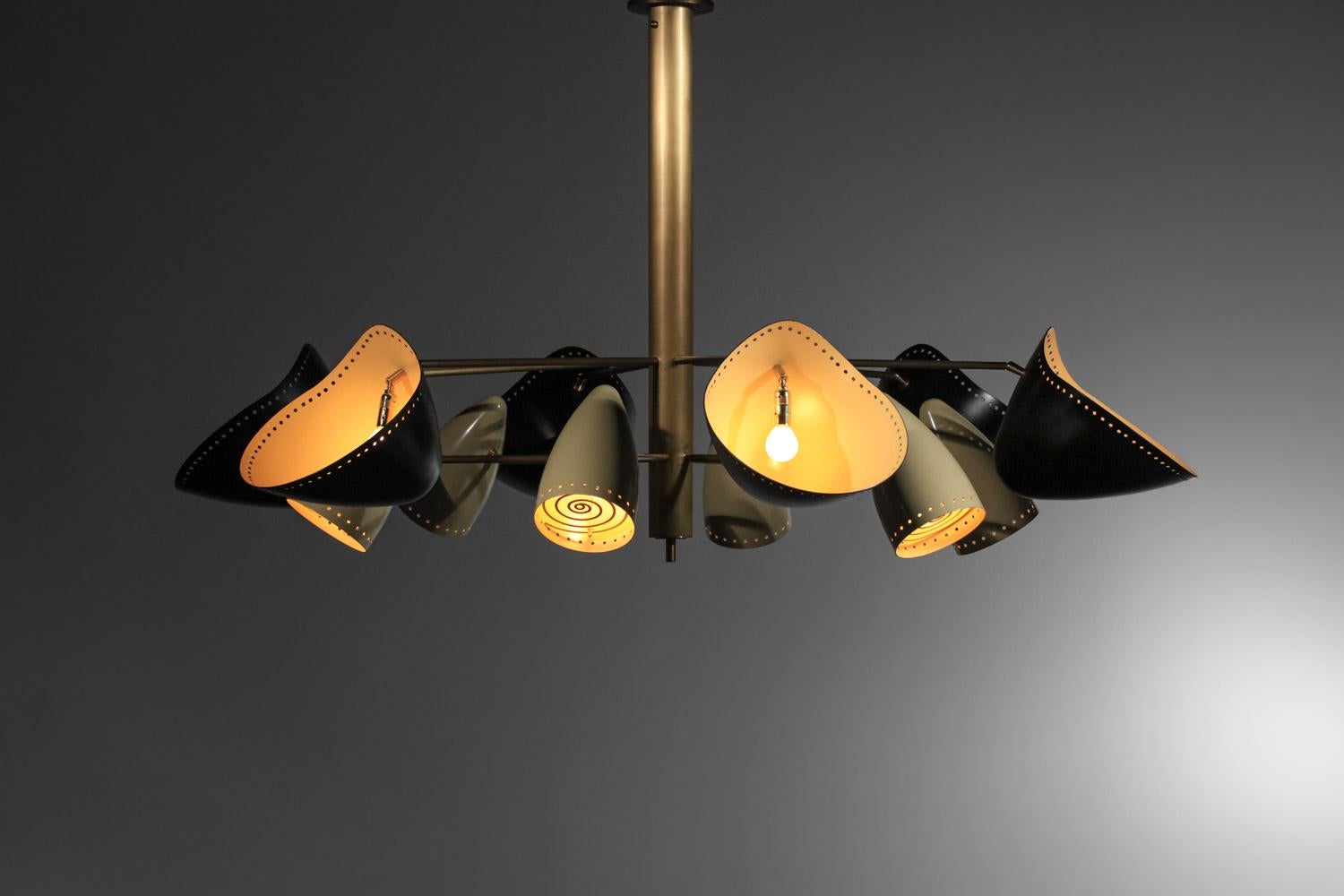 Italiano Lampadario moderno in stile anni '60, nero e beige, in ottone e metallo laccato in vendita