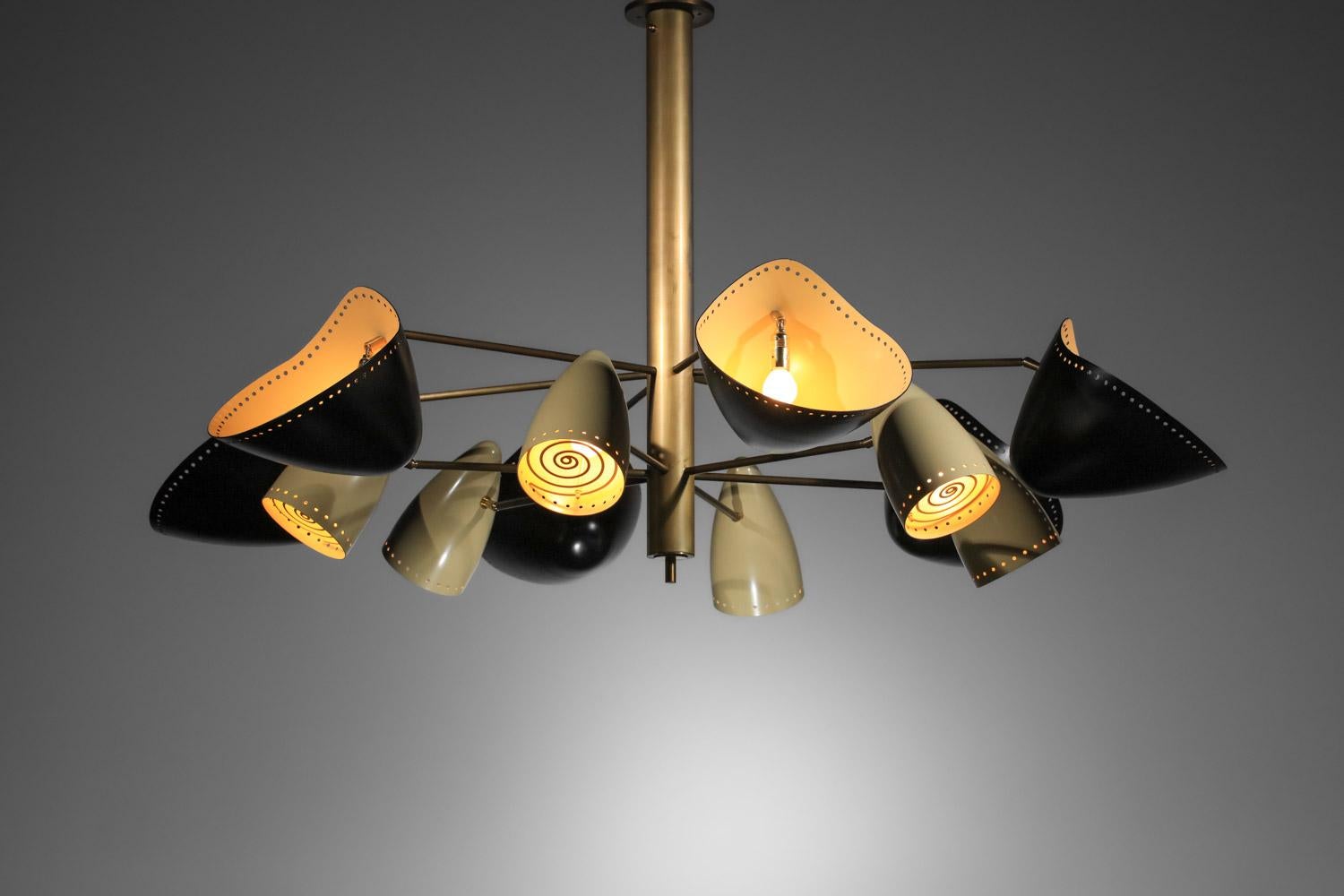 Laccato Lampadario moderno in stile anni '60, nero e beige, in ottone e metallo laccato in vendita