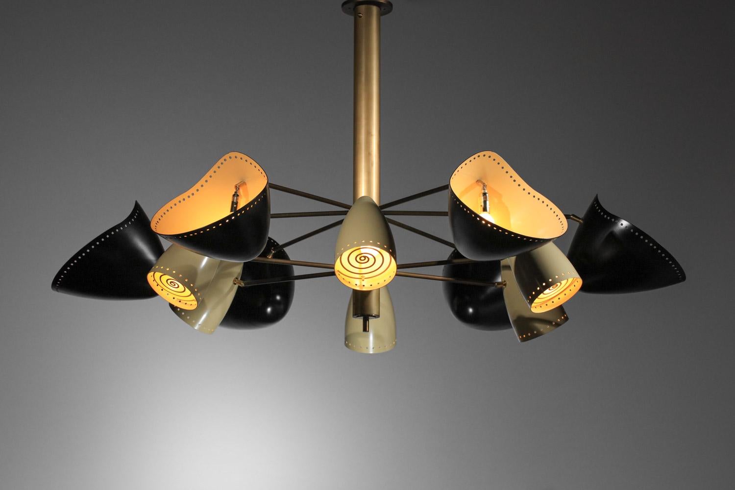 XXI secolo e contemporaneo Lampadario moderno in stile anni '60, nero e beige, in ottone e metallo laccato in vendita
