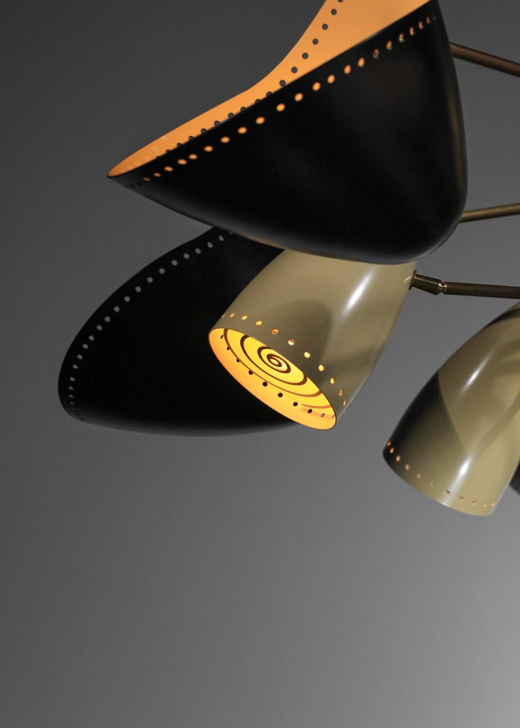 Metallo Lampadario moderno in stile anni '60, nero e beige, in ottone e metallo laccato in vendita