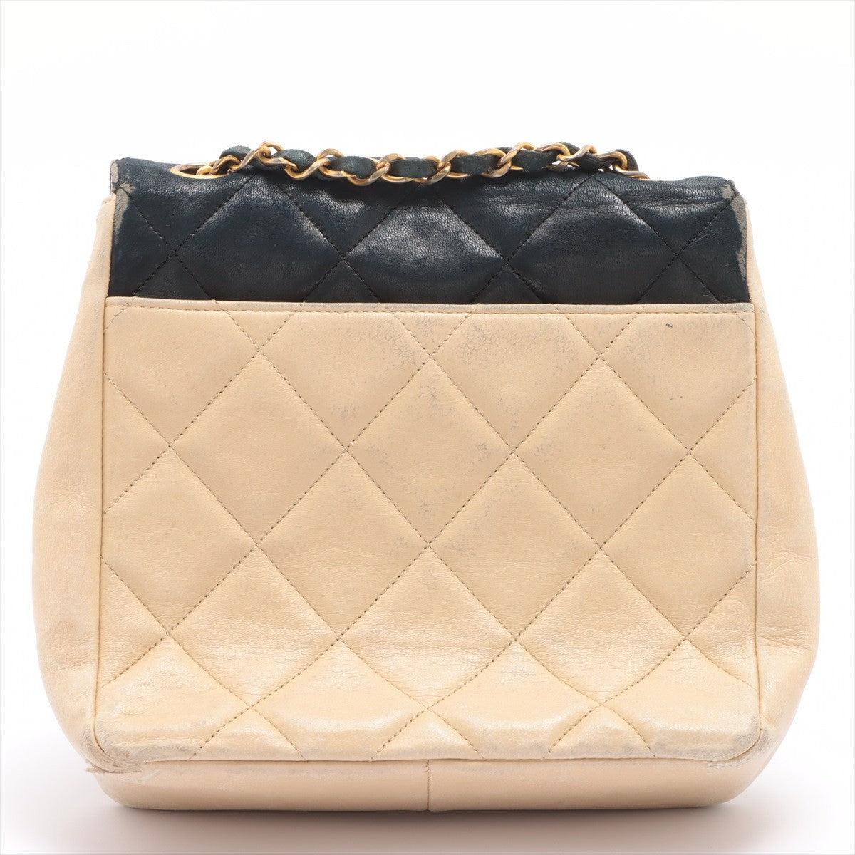 Schwarz-beige gesteppte Chanel CC Bicolor Schultertasche aus Lammleder mit goldfarbener Hardware, einem CC-Drehverschluss an der Vorderklappe, einem Schulterriemen aus gewebtem schwarzem Leder und Kettengliedern, beigem Lederfutter, einem flachen