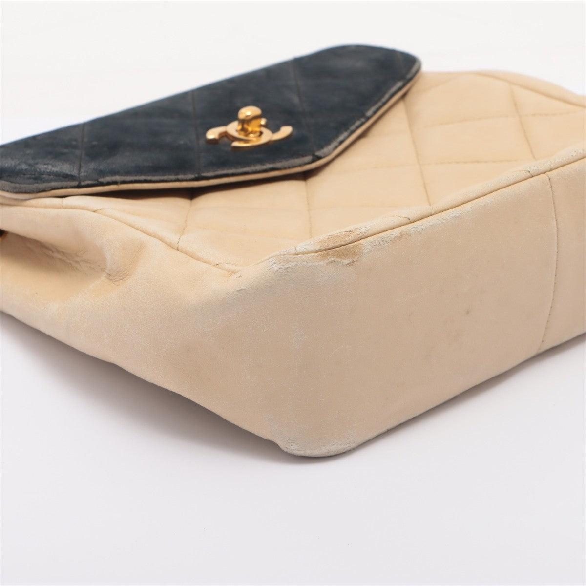 Schwarze und beige gesteppte Chanel CC Bicolor Umhängetasche aus Lammfell und Leder im Zustand „Relativ gut“ in Irvine, CA