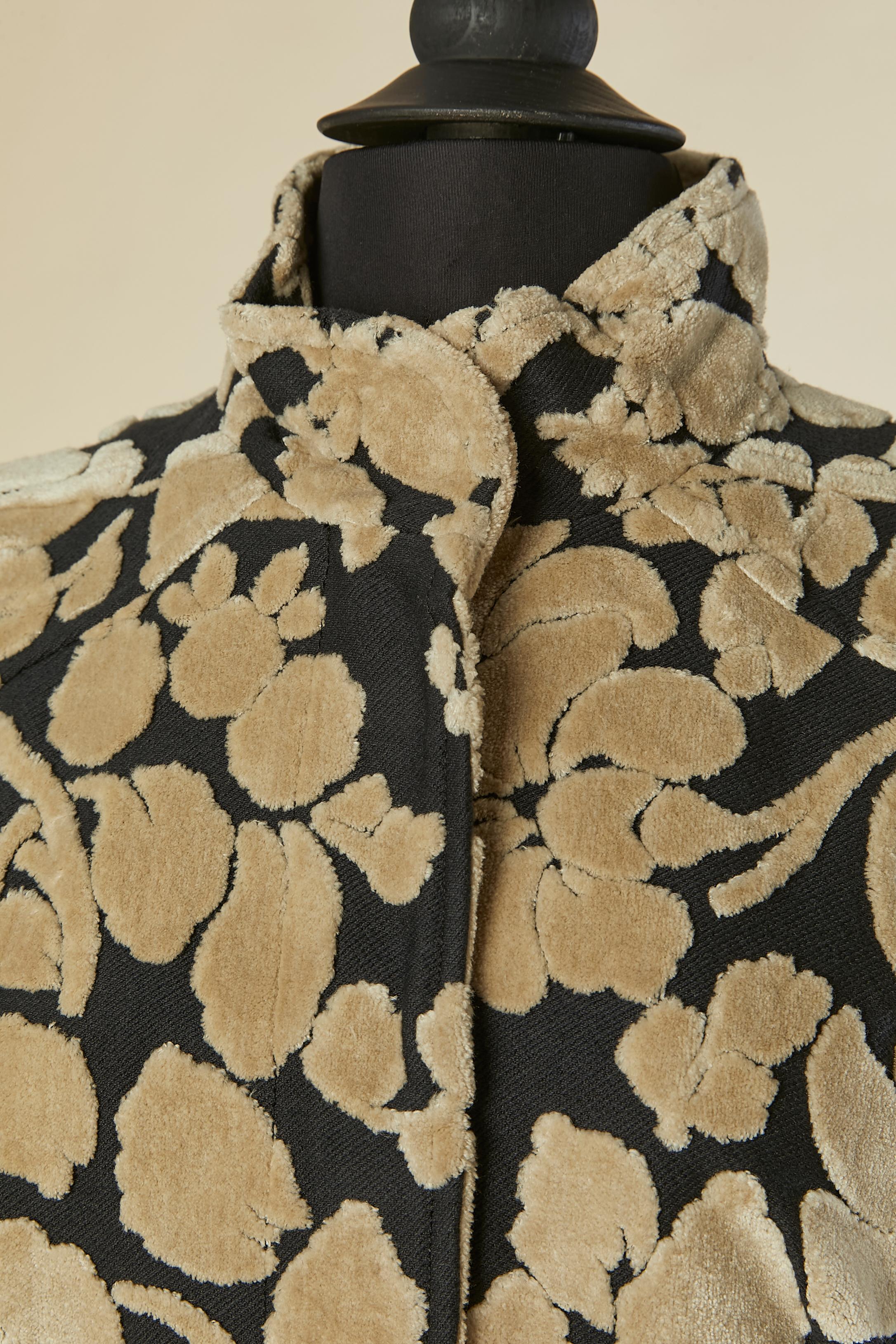 Black and beige single breasted tapestry coat. Main fabric composition: 47% rayon, 35% cotton, 18% polyester. Branded and newspaper pattern lining composition: 50% Elite, 50% polyester. 
Oversize snap closure on the middle front. Pocket on both