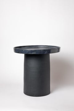 Tavolo in ceramica smaltata nera e blu di Mia Jensen, 2025.