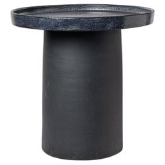 Tavolo in ceramica smaltata nera e blu di Mia Jensen, 2025.