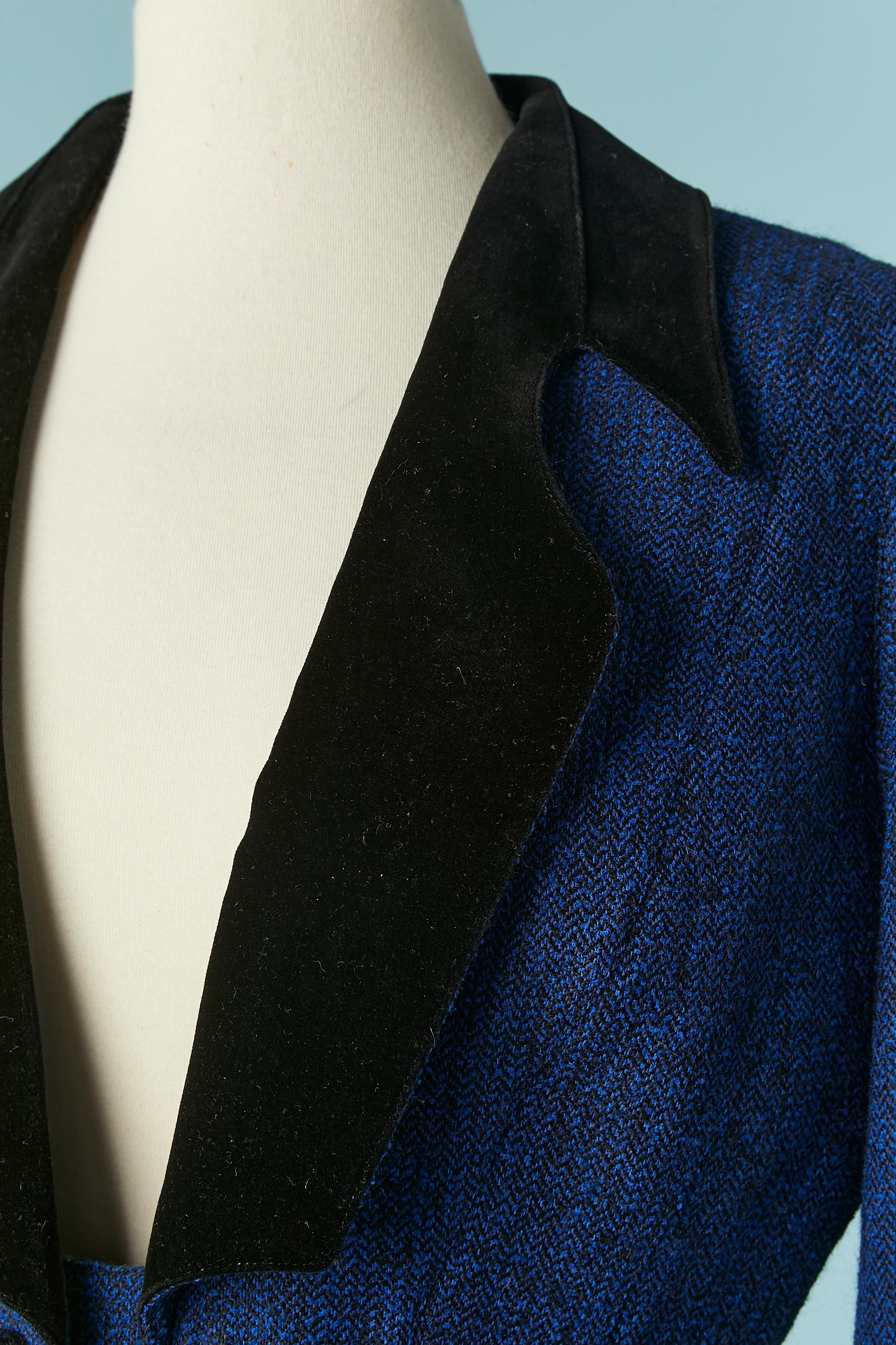 Giacca in tweed nero e blu con dettagli in velluto nero. Composizione del tweed: 86% lana pettinata, 10% alpaca, 4% nylon. Velluto di cotone. Non c'è l'etichetta della composizione della fodera, ma probabilmente si tratta di acetato. 
TAGLIA 40(Fr)