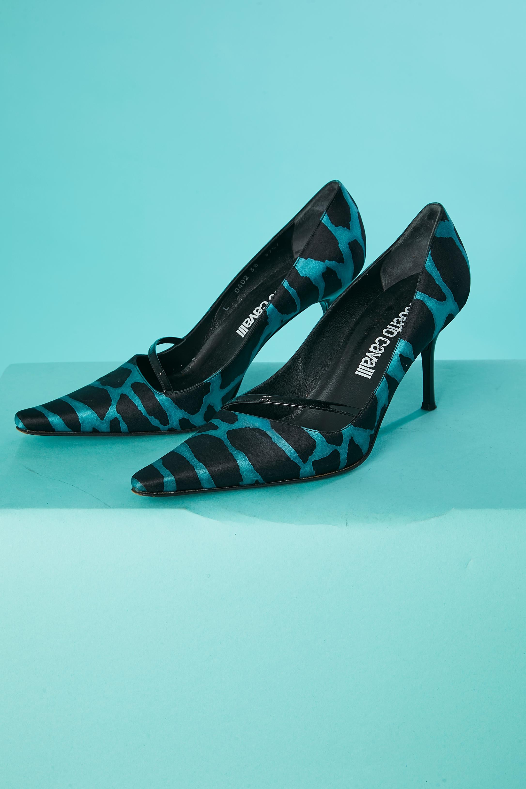 Black and blue zebra printed fabric pump with black patent leather strap.
Heel's height : 8,5 cm 
SHOE SIZE : 38 (Eu) 6,5 (US) 