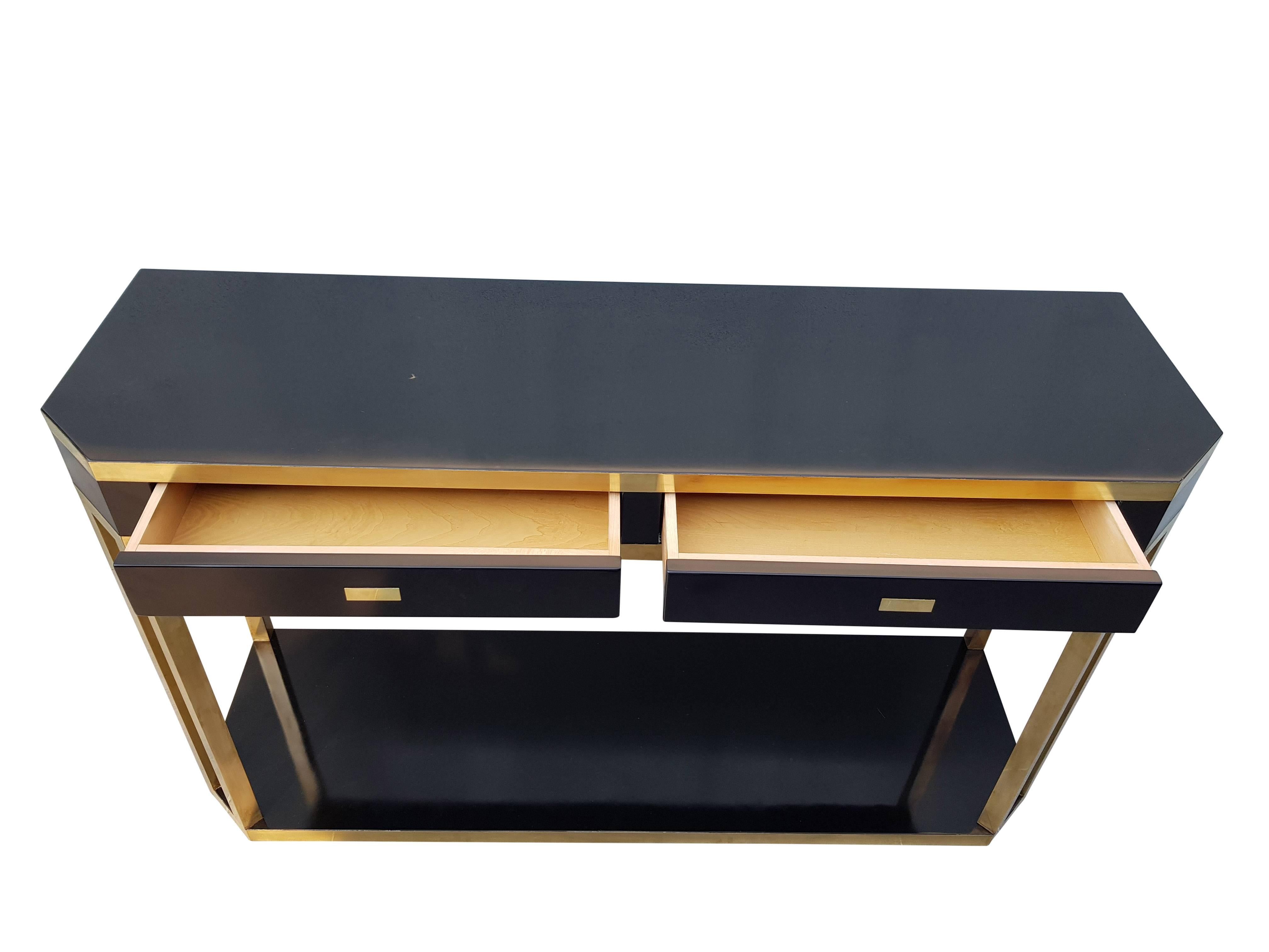 Beautiful large console table in black and brass detailed from Jean Claude mahey,
made in the 1970s in France.
The console table has two drawers that open easily.
General very good condition.
Very good matching in interiors with Willy Rizzo,