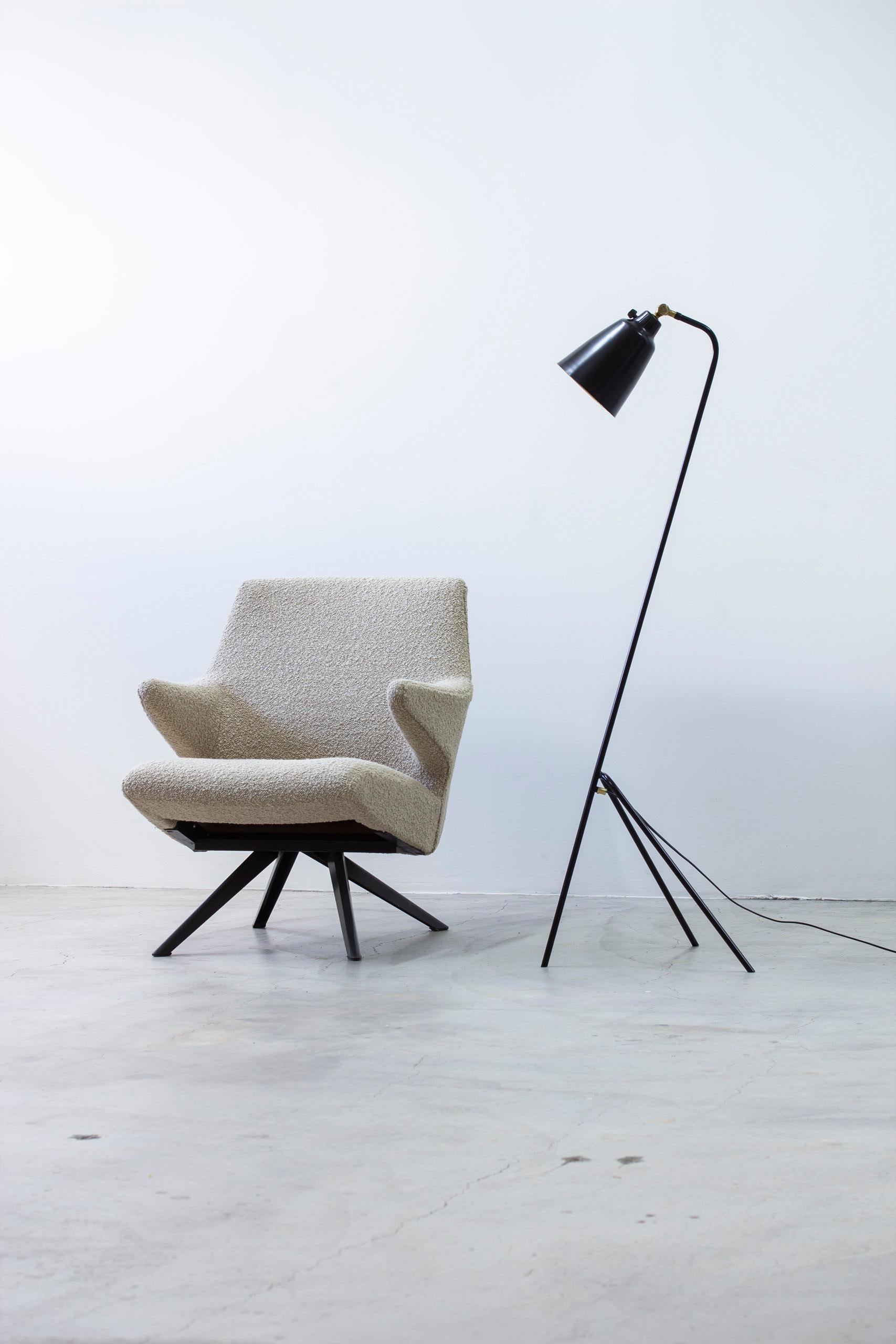 Black and brass floor lamp model 53701 by Uppsala Armaturfabrik, Sweden 1950s In Good Condition For Sale In Hägersten, SE