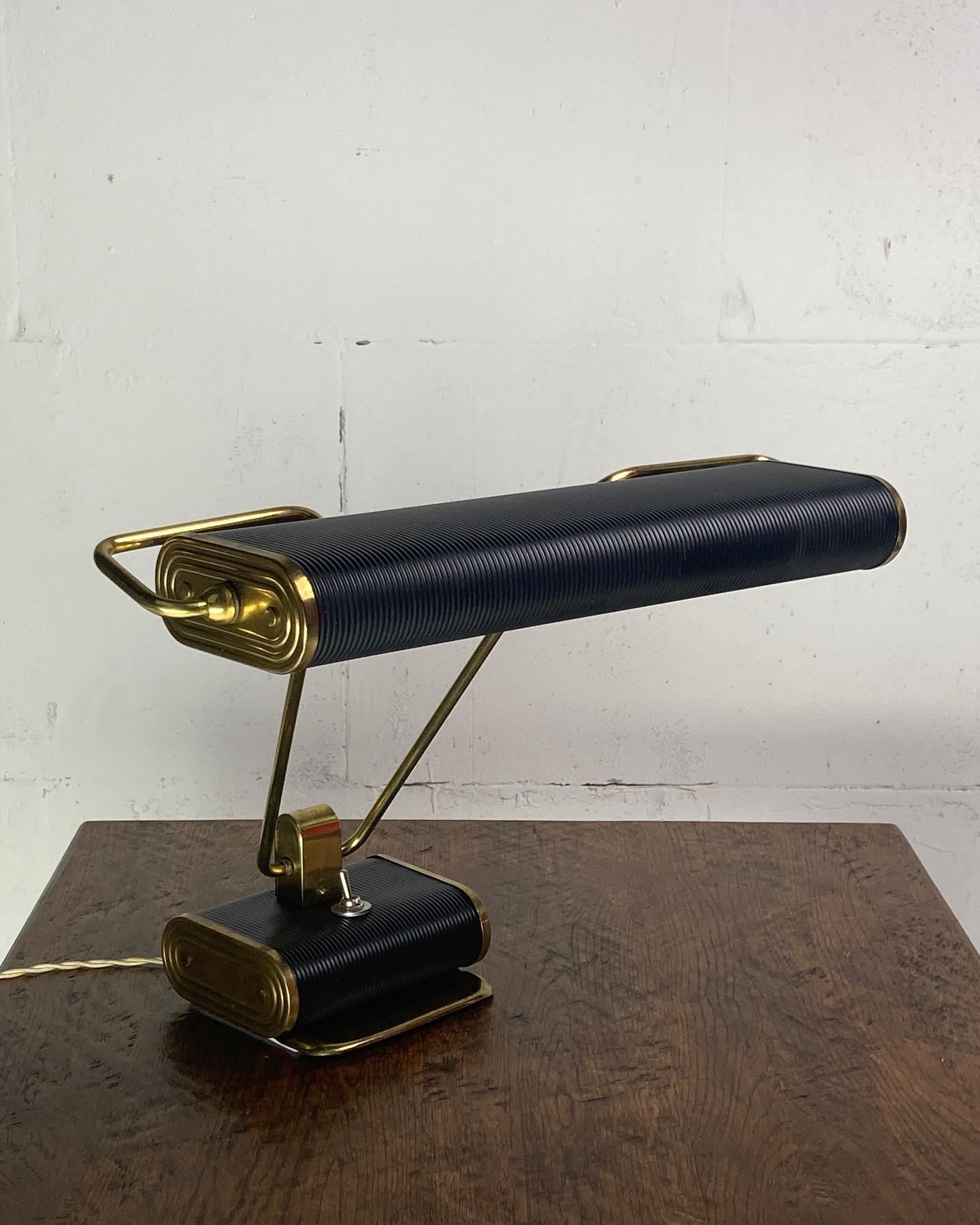 Black and brass gold desk lamp model N71 by Eileen Gray for Jumo, France 1940s In Good Condition In Zaandam, NL