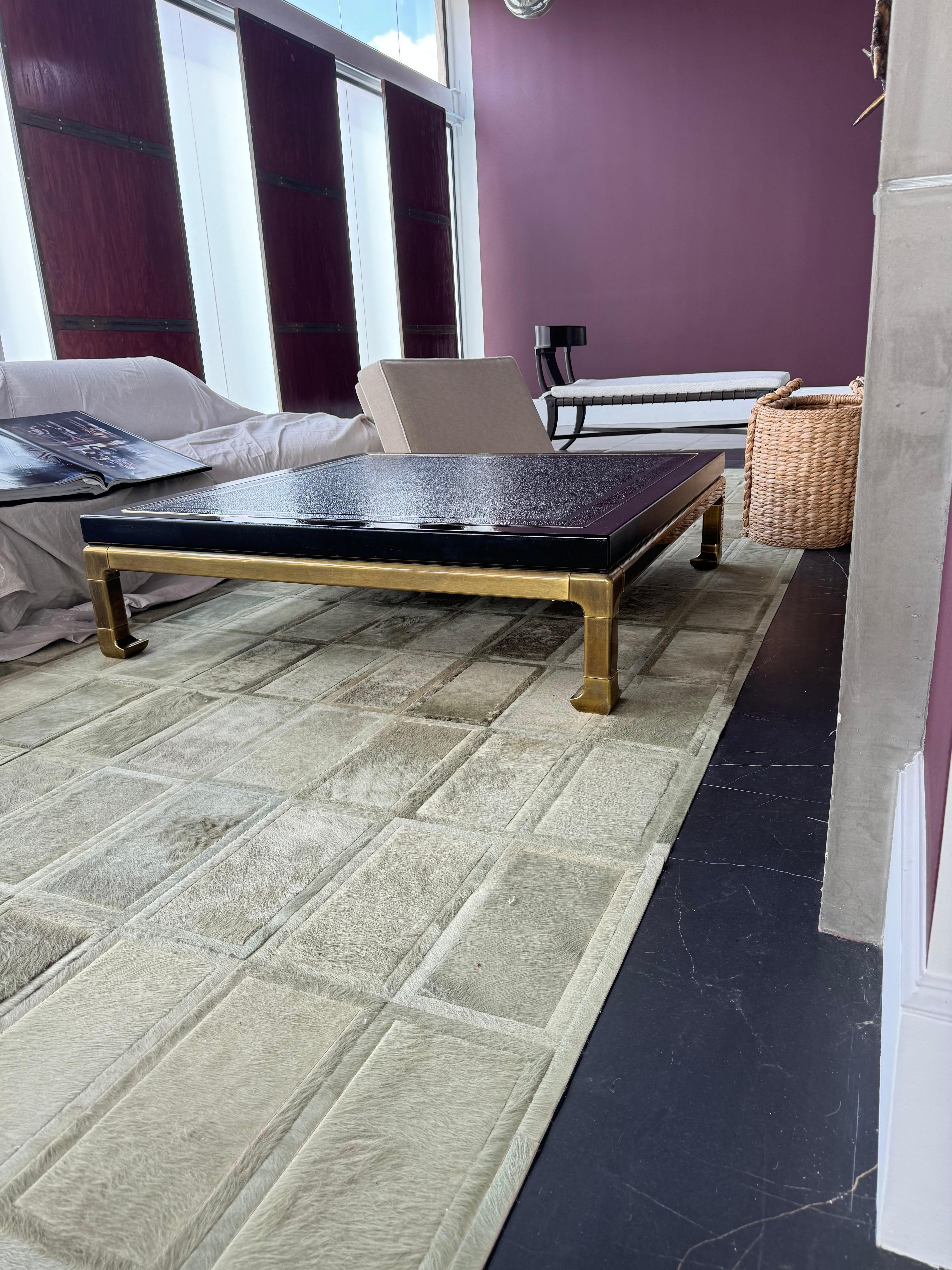 Laiton Table basse noire et laiton Mastercrafters en vente