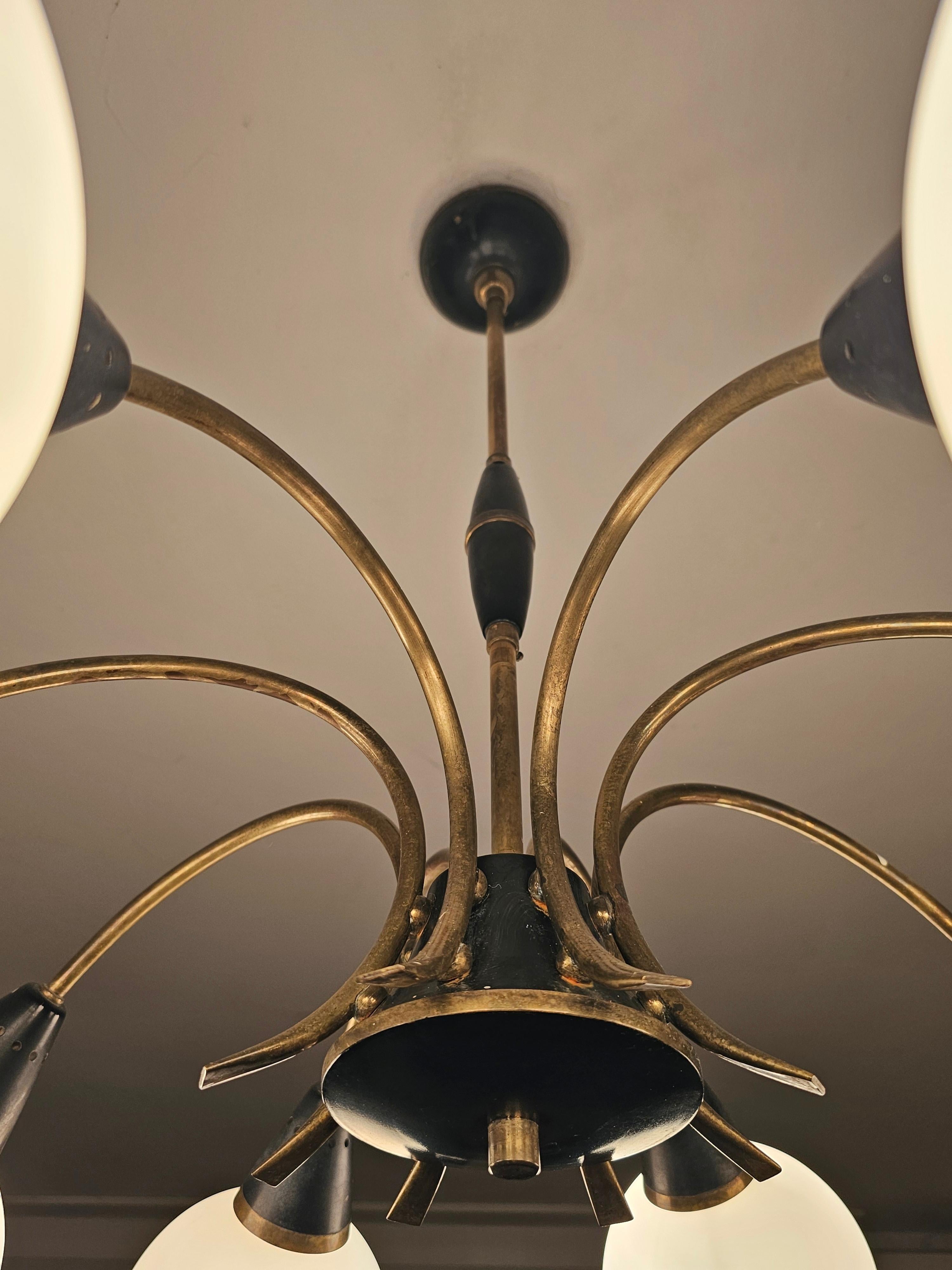 Black and Brass Mid Century 8-Arm Chandelier attr. to Stilnovo, Italy 1950s In Good Condition In Beograd, RS