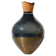 Vase d'Inde II en patine noire et laiton, Pia Wüstenberg